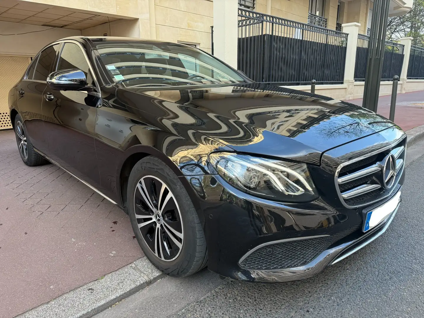 Mercedes-Benz E 220 13250ht E200 D 150CH EXECUTIVE 9G Noir - 1