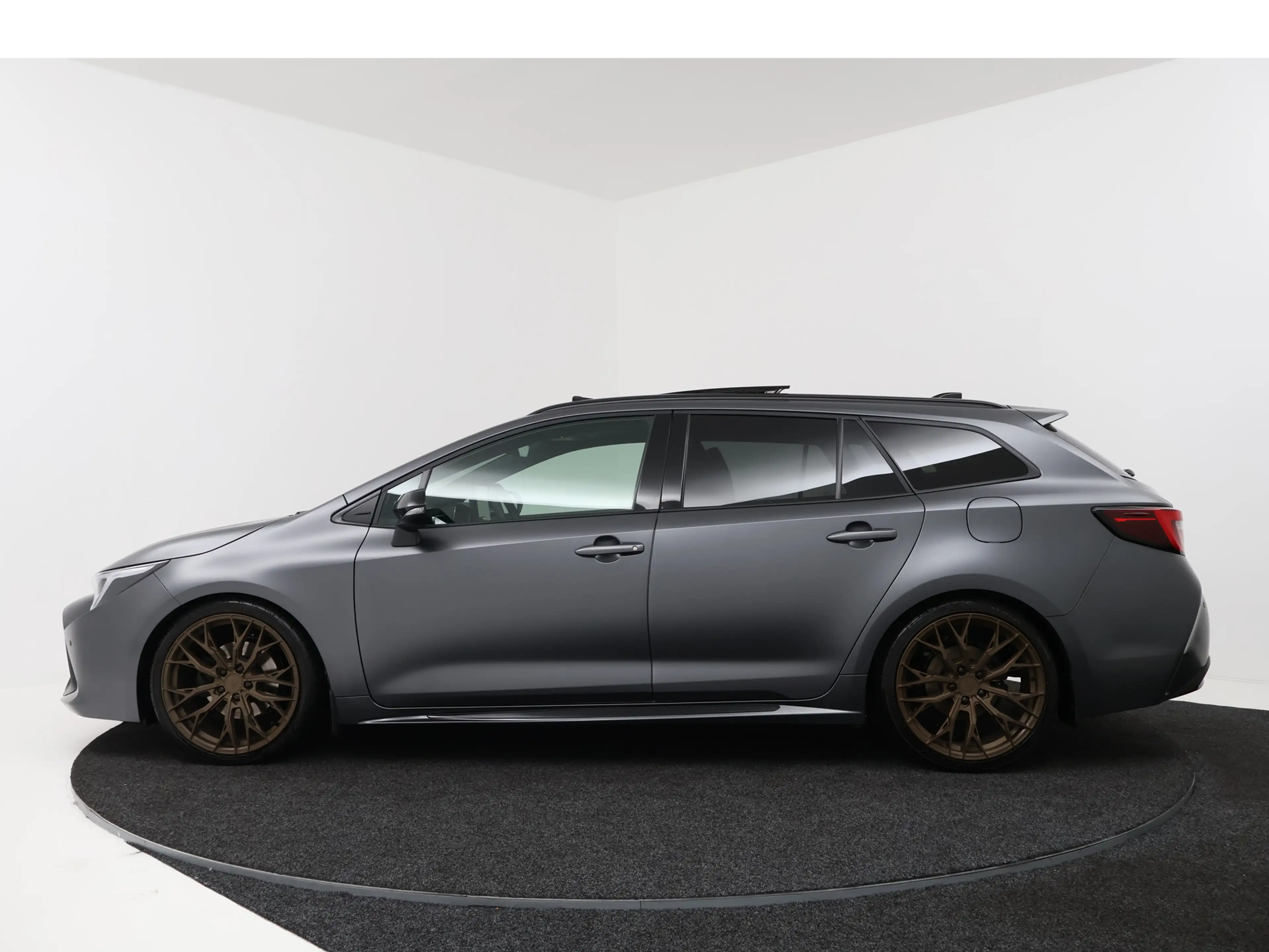Toyota Corolla Touring Sports Hybrid 180 GR Sport Kage Limited Ed — photo 3