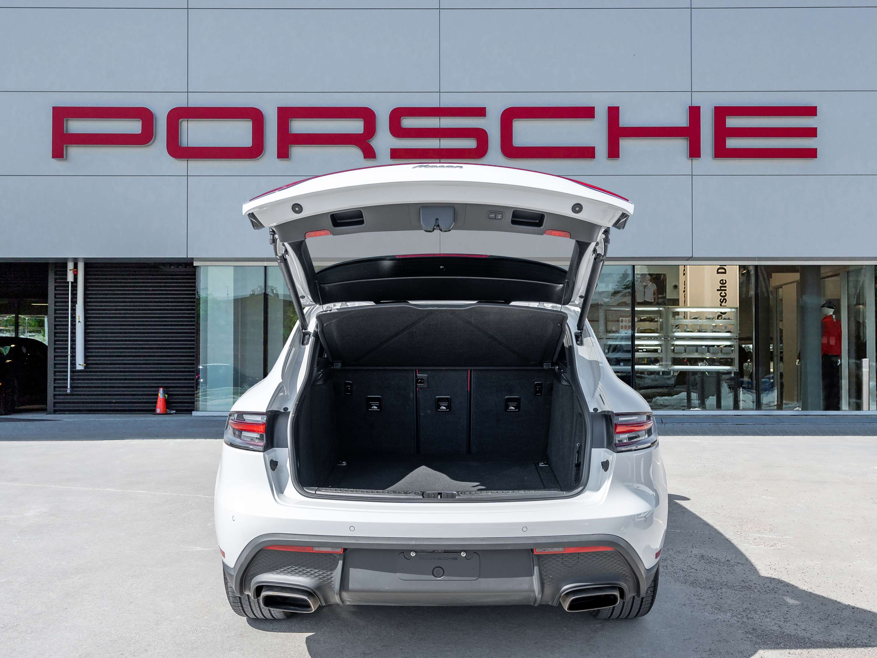 2024 Porsche Macan | 2 Year Extended Warranty Included thumb 10