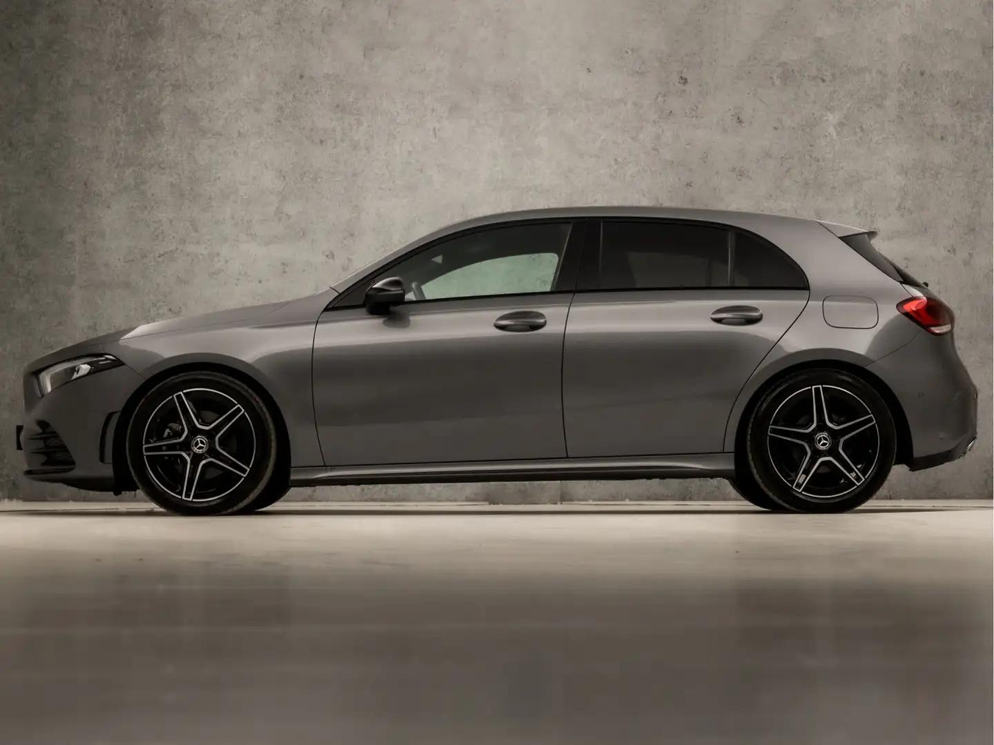 Mercedes-Benz A 180 AMG Sport Night Upgrade Automaat (APPLE CARPLAY, G Grijs - 2
