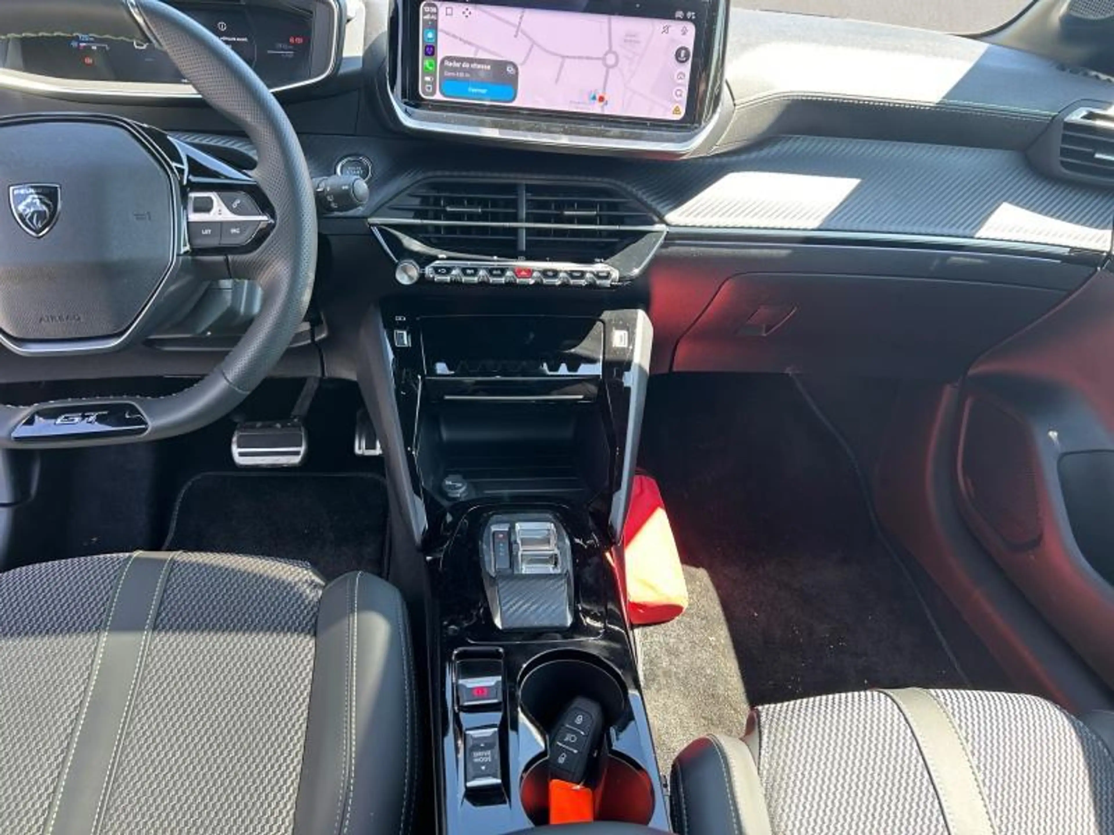 Peugeot 208 II & e- GT Line — photo 11
