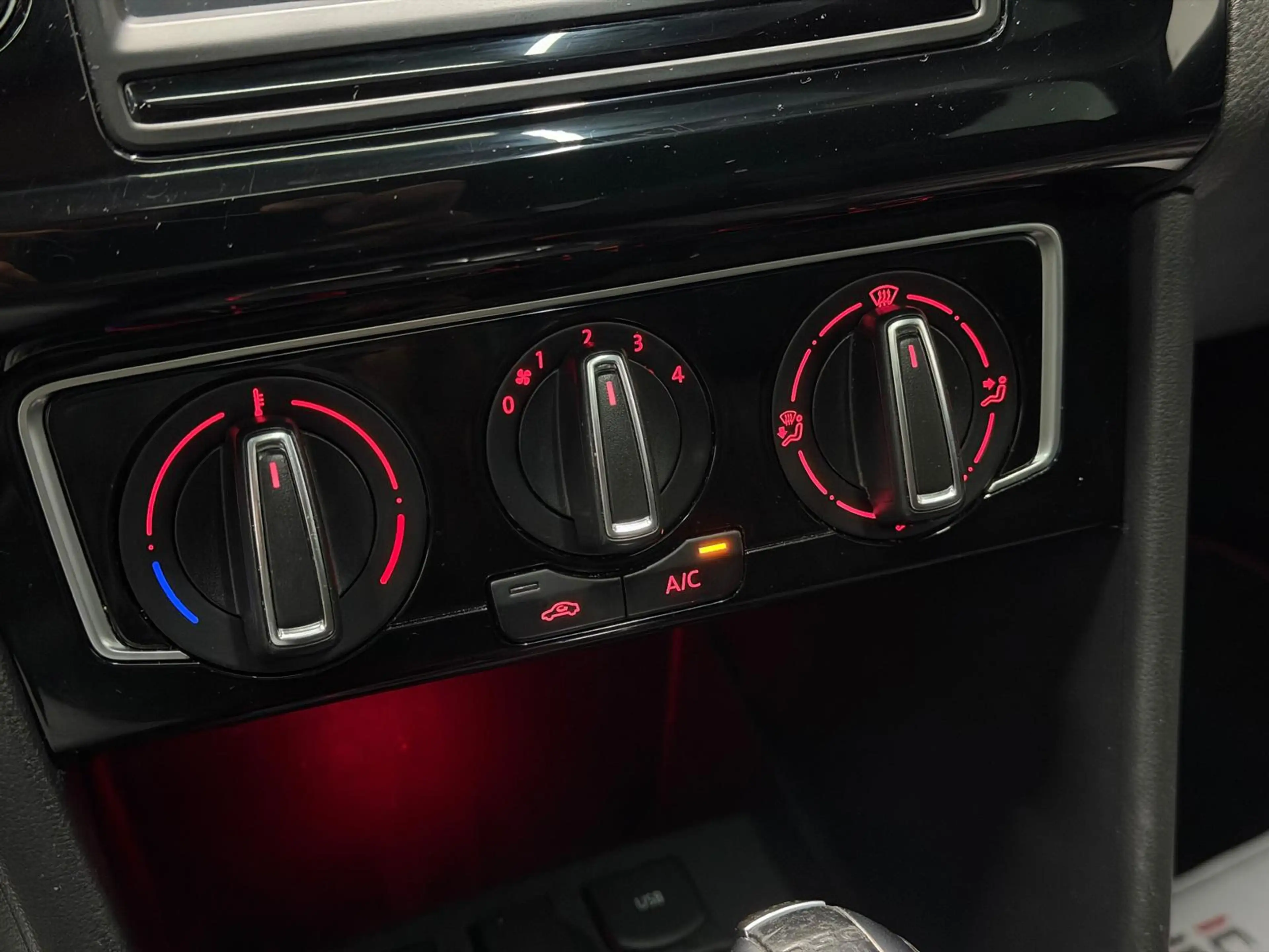 Volkswagen Polo GTI 1.8 TSI Pano LED Cruise CarPlay Navi — photo 15