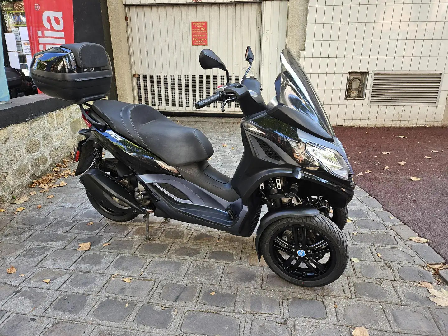 Piaggio MP3 300 Чёрный - 1