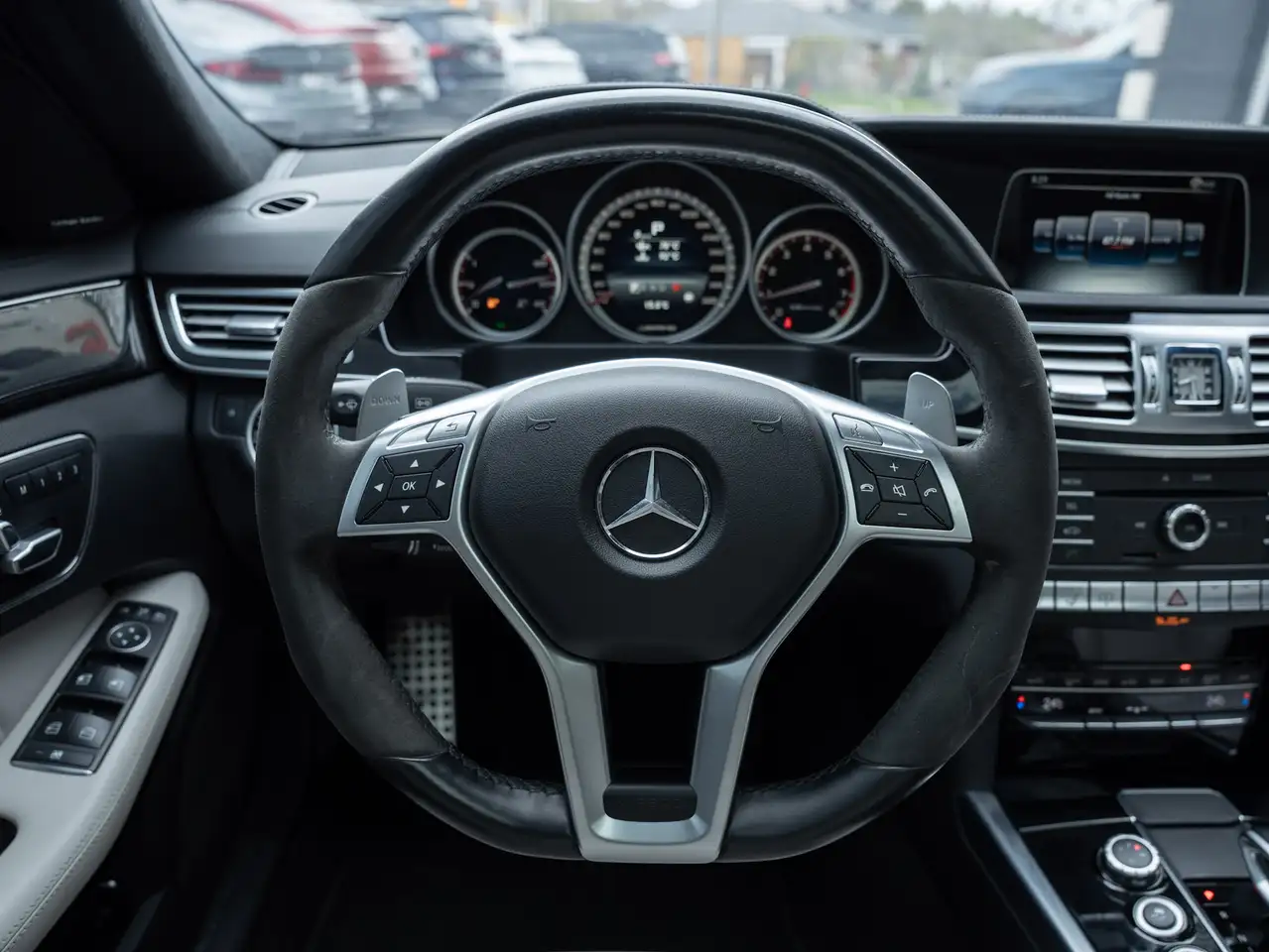 Mercedes-Benz E-Class снимка Mercedes-Benz E-Class