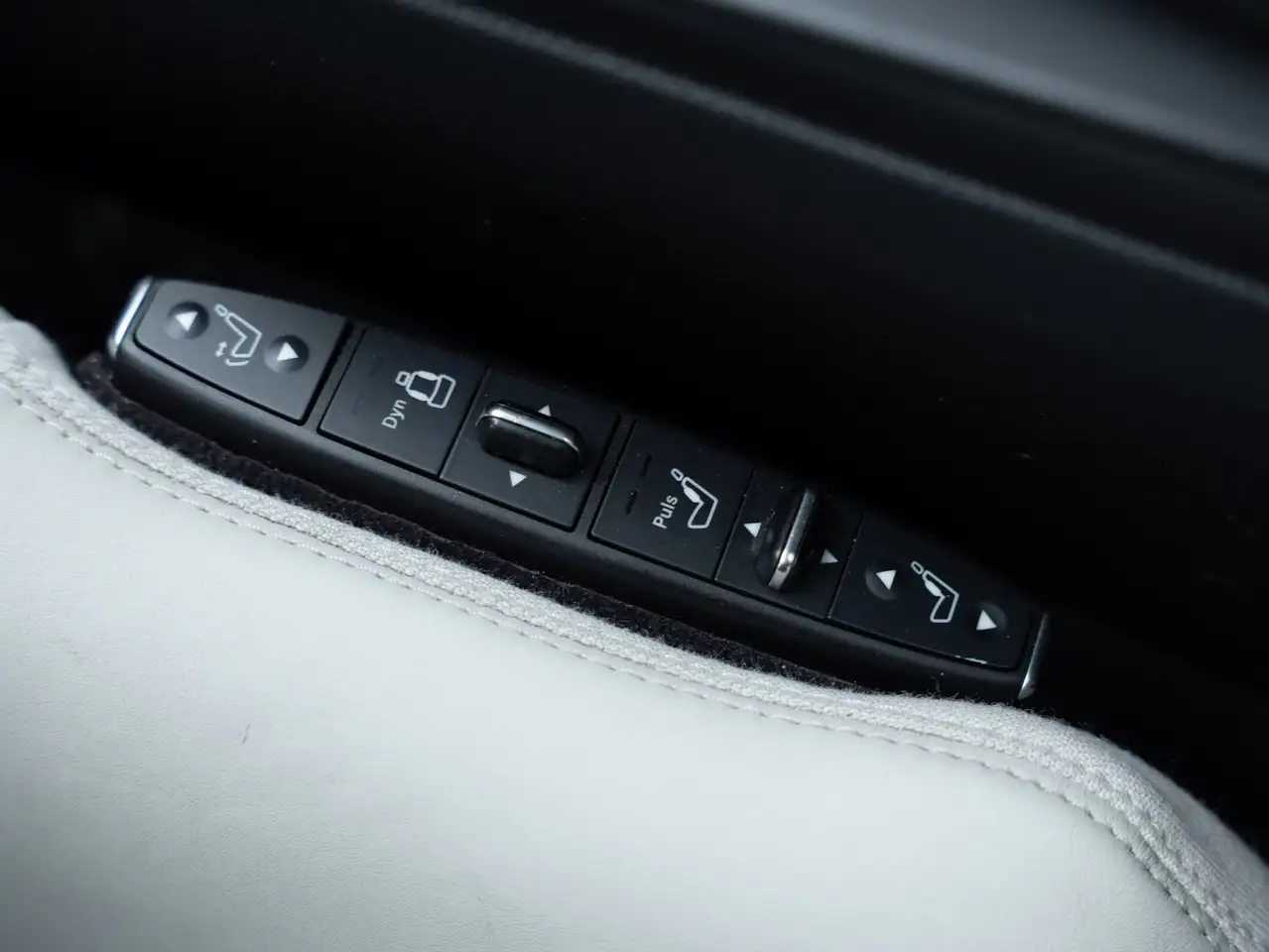 Mercedes-Benz E-Class снимка Mercedes-Benz E-Class