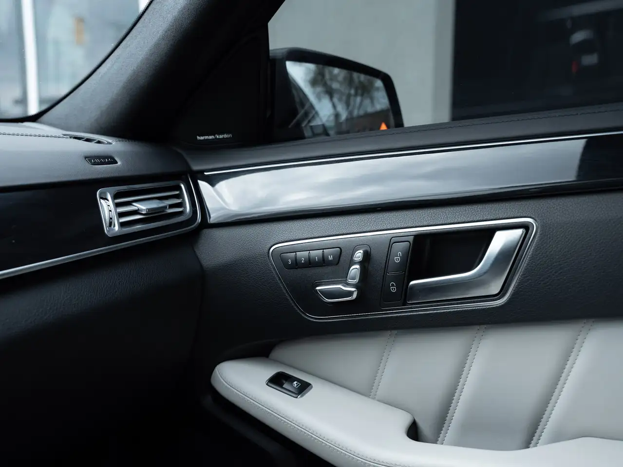 Mercedes-Benz E-Class снимка Mercedes-Benz E-Class