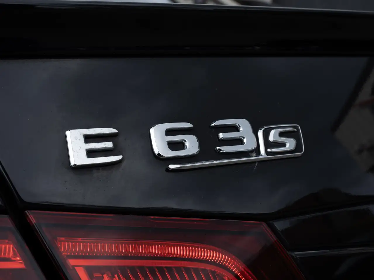 Mercedes-Benz E-Class снимка Mercedes-Benz E-Class