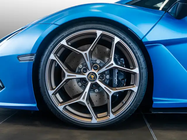 Lamborghini Revuelto view 9