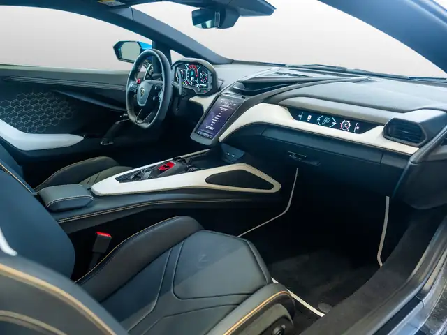 Lamborghini Revuelto view 6