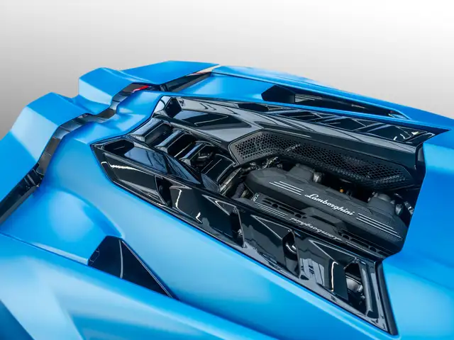 Lamborghini Revuelto view 11