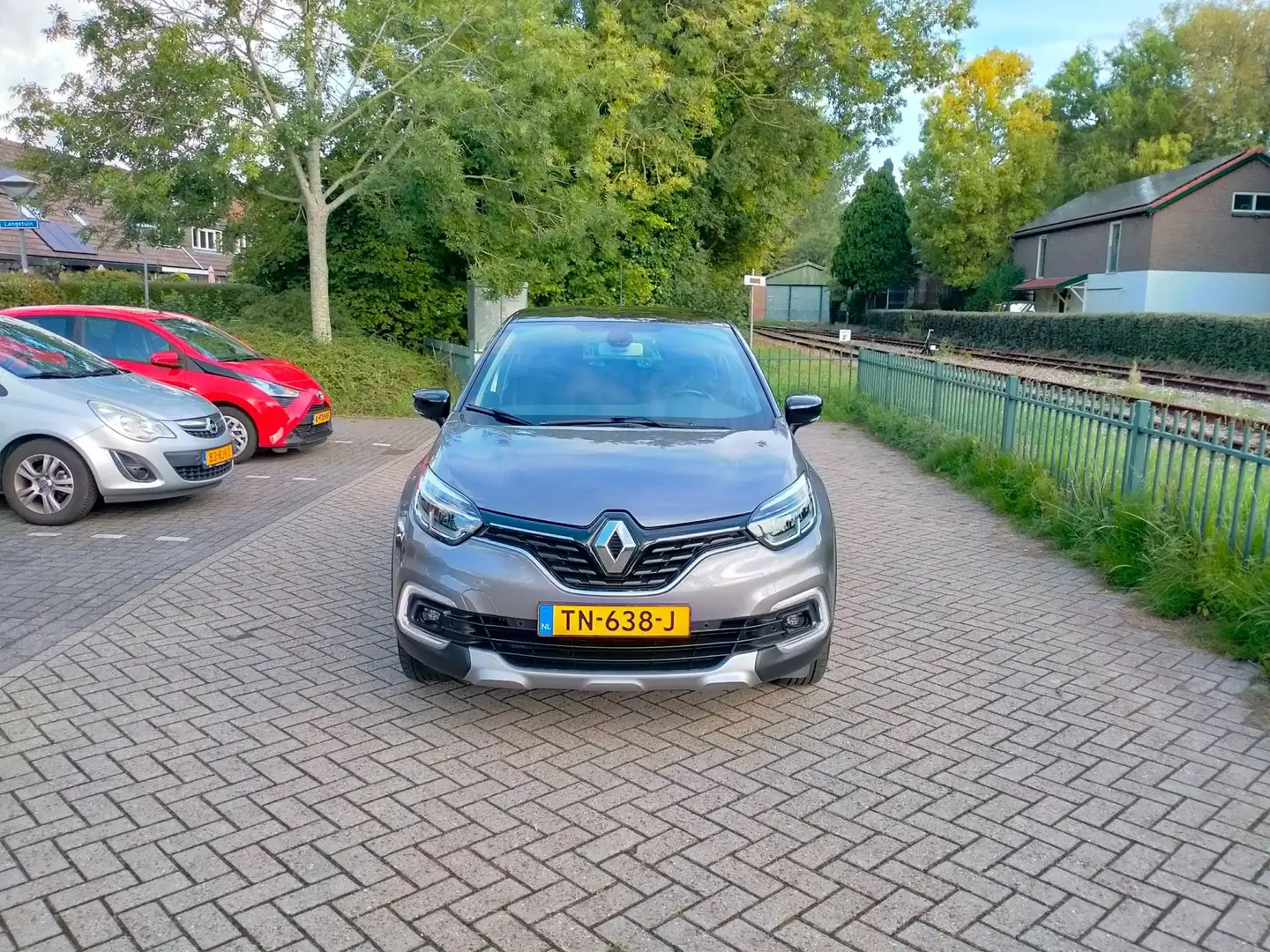 Renault Captur 0.9 TCe Intens Lage KM Airco Navi ALLINPRIJS Grijs - 2
