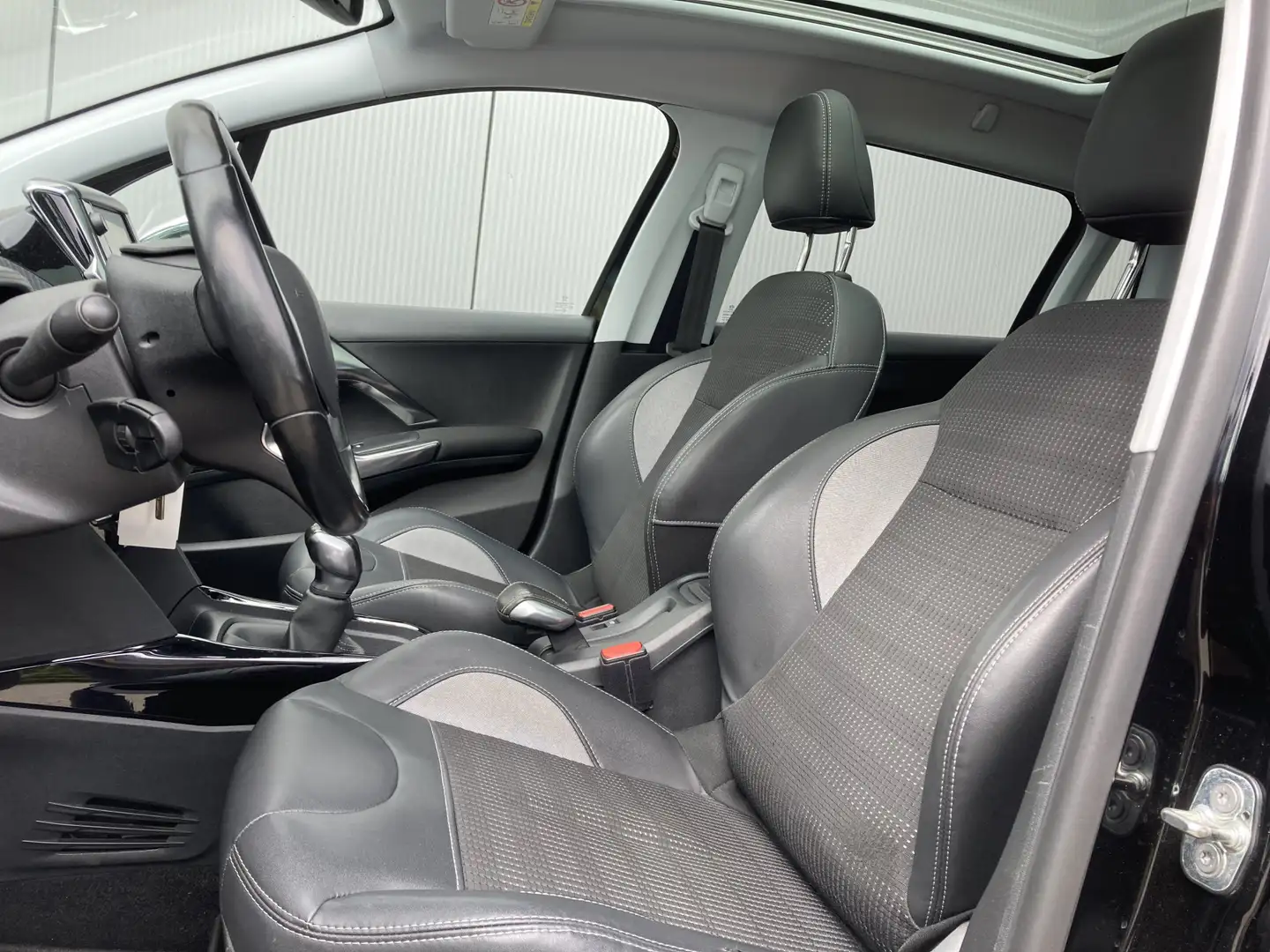 Peugeot 2008 1.2 Allure Panoramadak | Apple carplay | Trekhaak Noir - 2