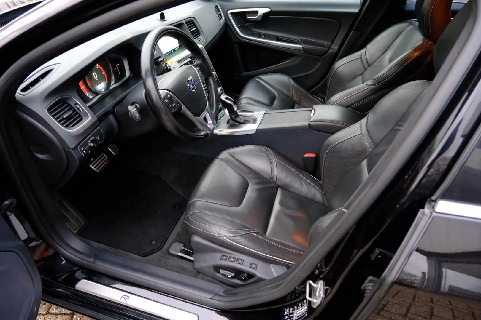 Volvo V60 2.4 D6 Twin Engine R-Design Aut. Pano|Leder|Adapt- Nero - 2