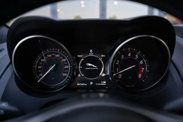 Jaguar F-Type view 9