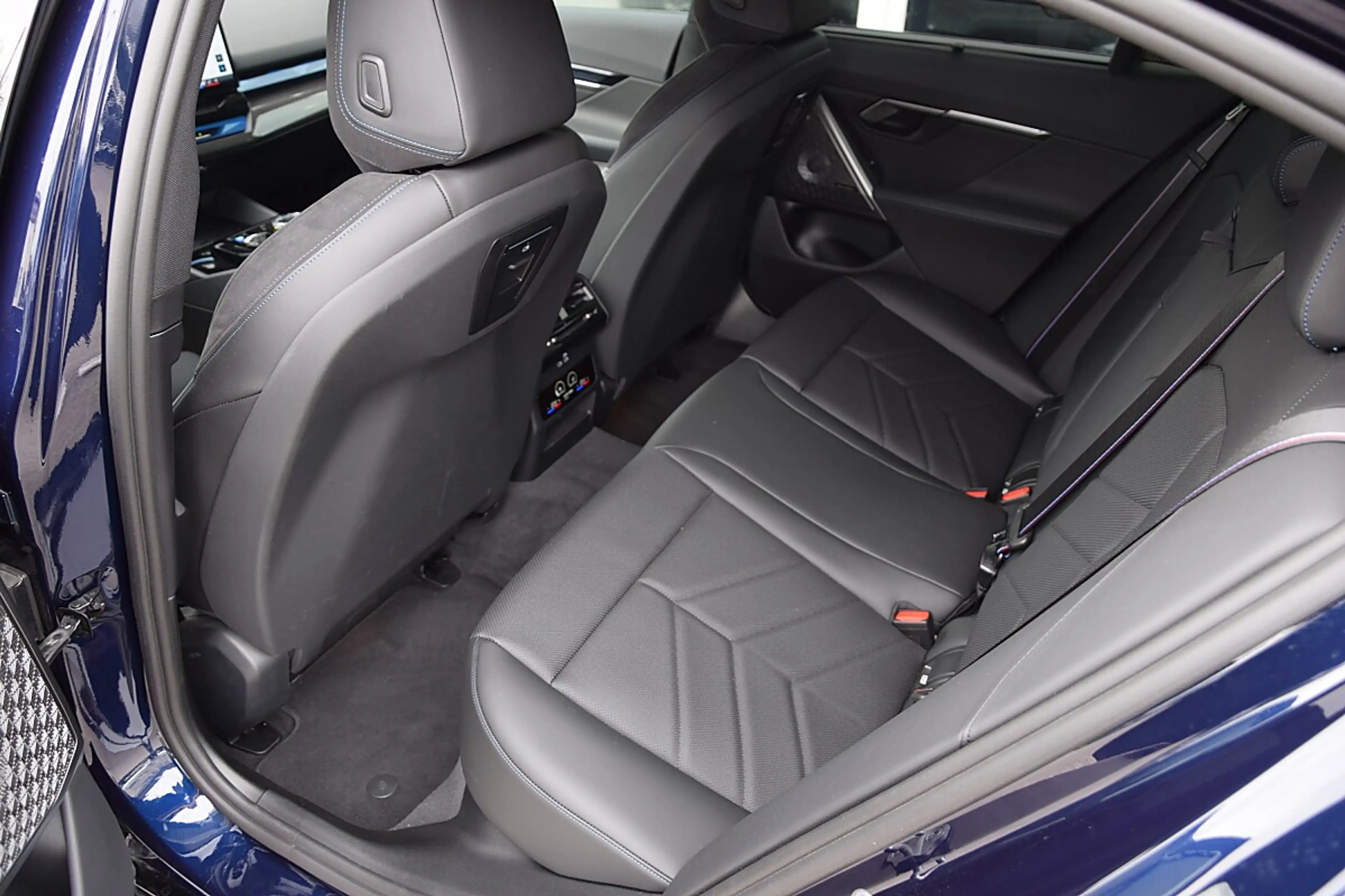 BMW i5 Lim. M60 xDrive *M-Sportpaket* — photo 13