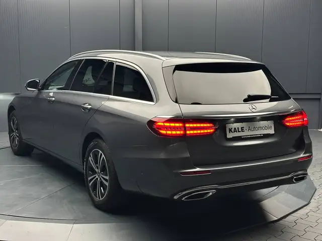 Mercedes-Benz E-Class view 3