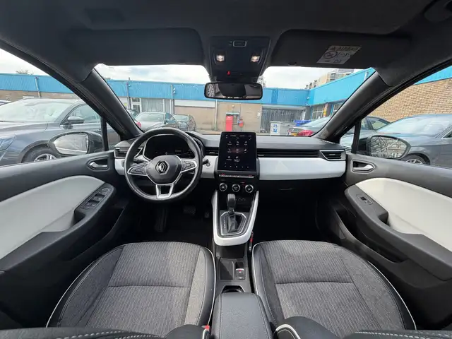 Renault Clio view 2