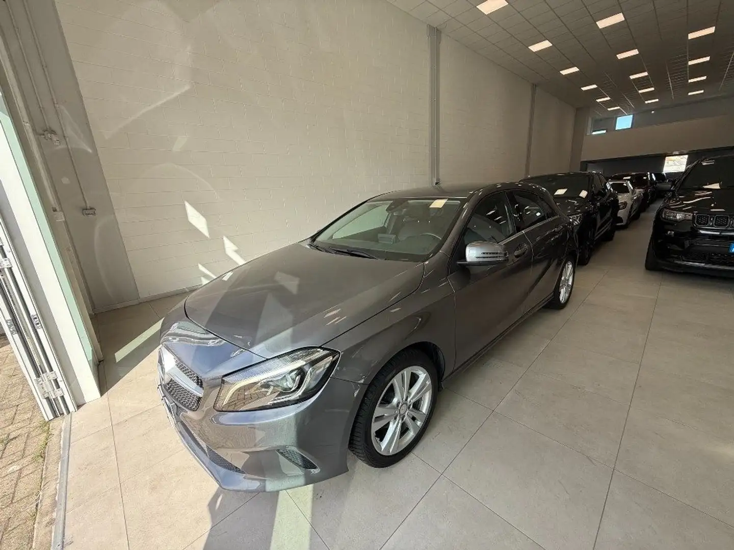 Mercedes-Benz A 180 d Sport Grau - 2
