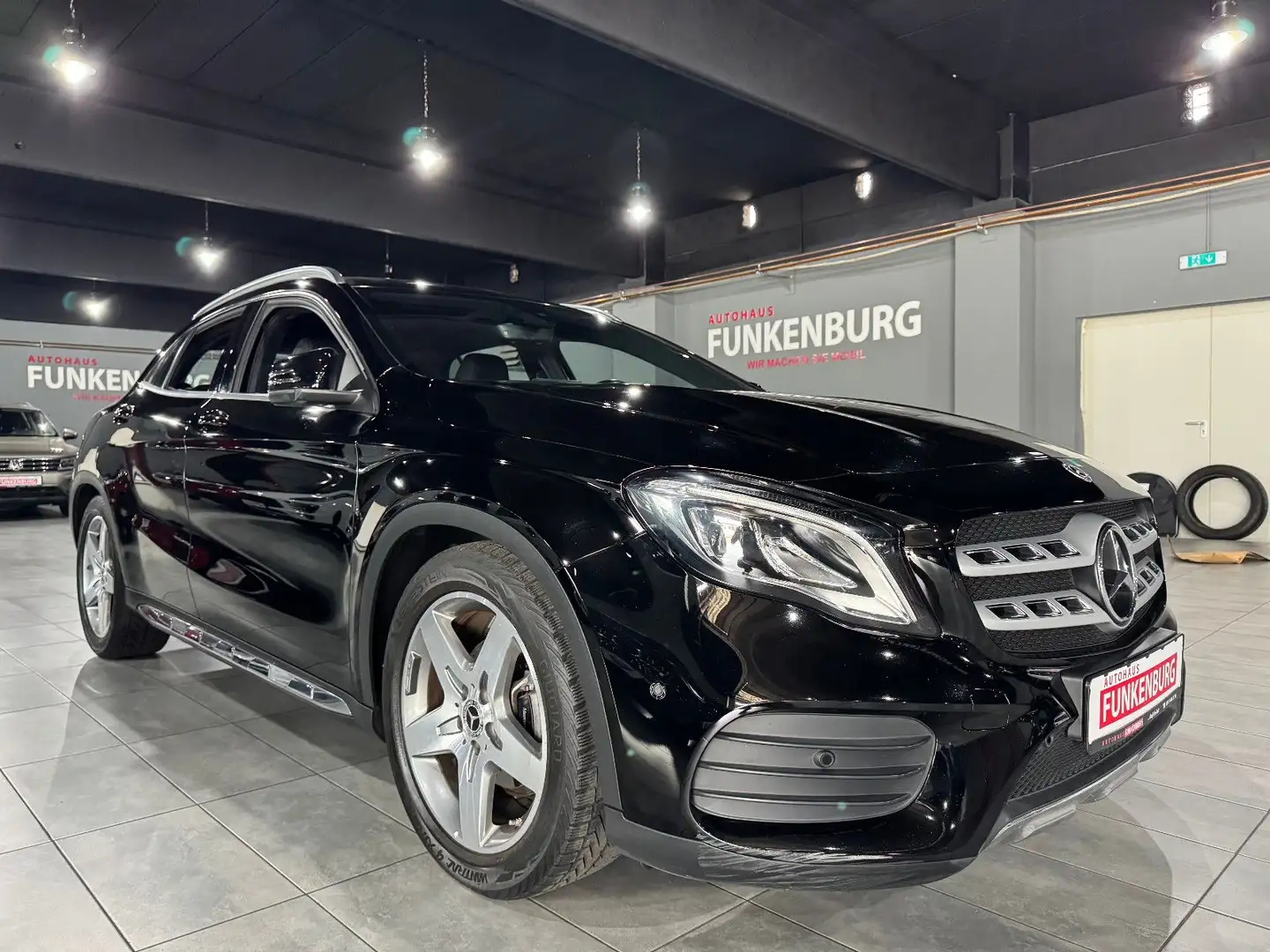 Mercedes-Benz GLA 180 AMG AUT/LEDER/NAVI/LED Nero - 1
