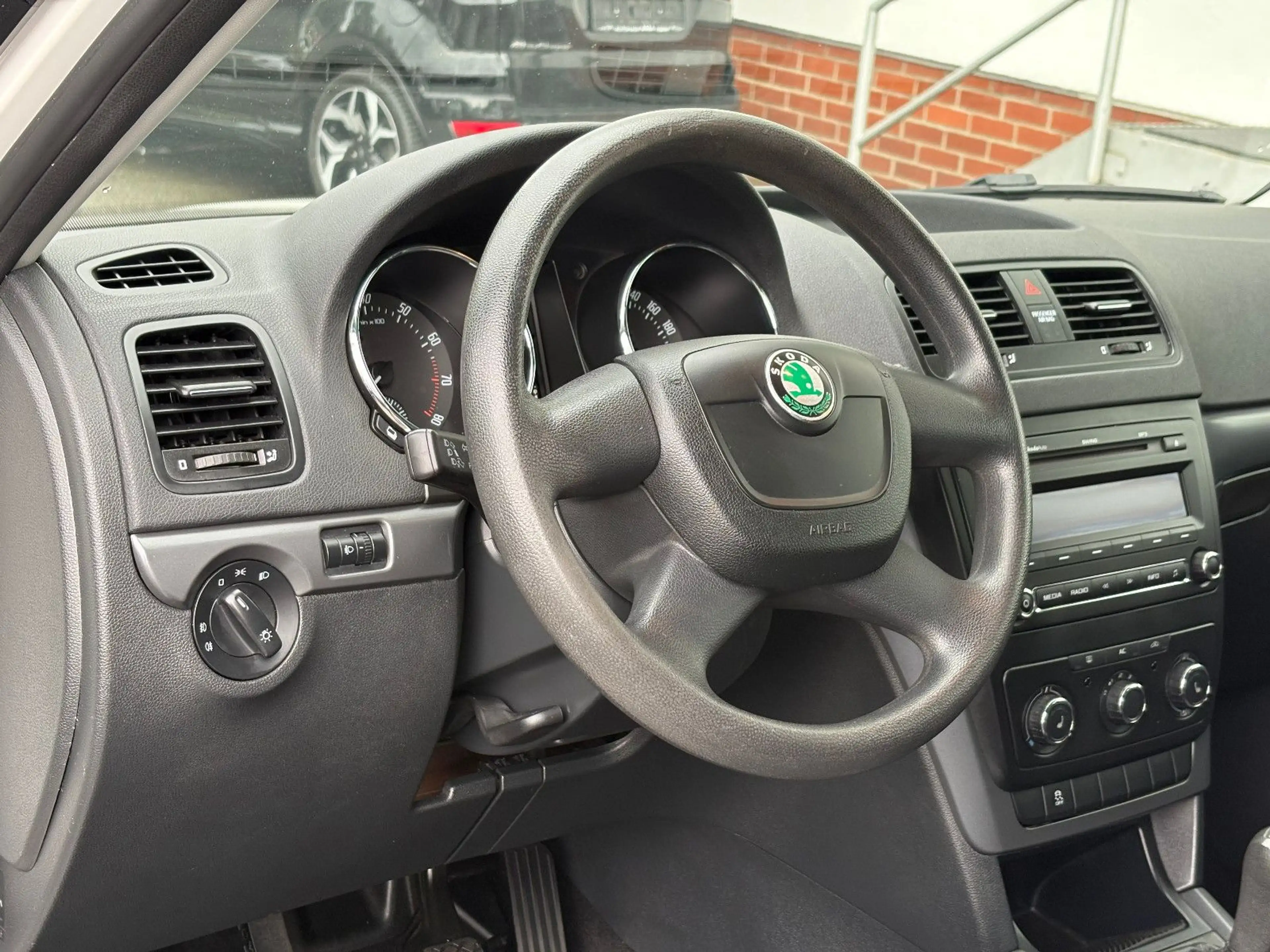 Skoda Yeti Active Plus Edition PDC SHZ KETTE&TÜV NEU! — photo 13