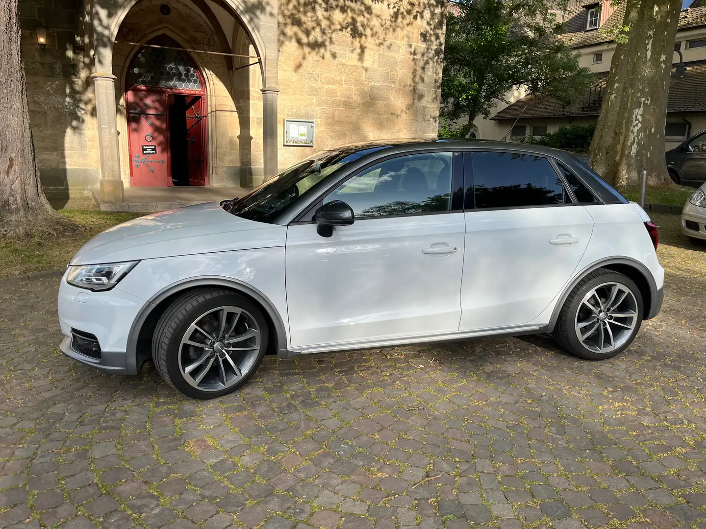 Audi A1 A1 1.0 TFSI ultra Sportbackdesign Weiß - 1