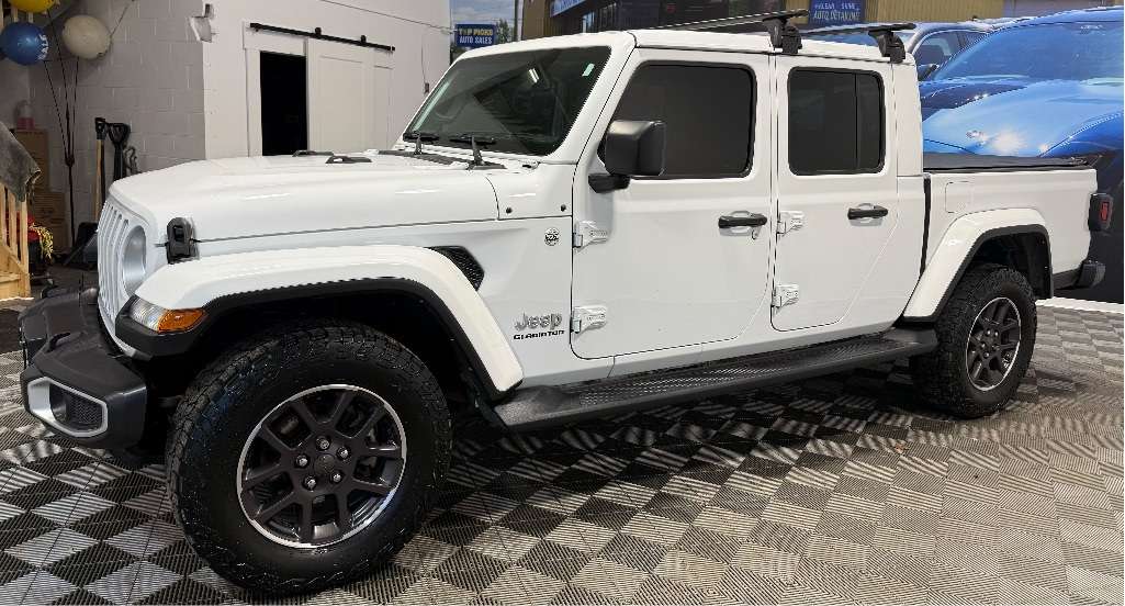 2021 Jeep Gladiator Overland, Leather, Painted Hard Top, One Owner! — снимка 2