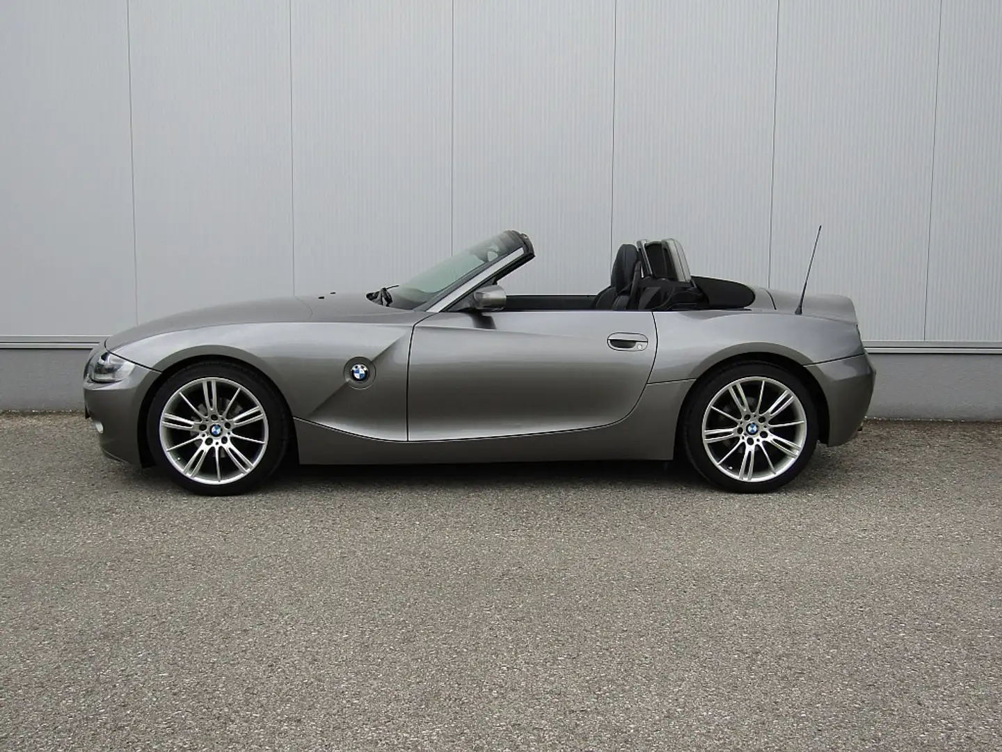 BMW Z4 2,2i Grau - 2