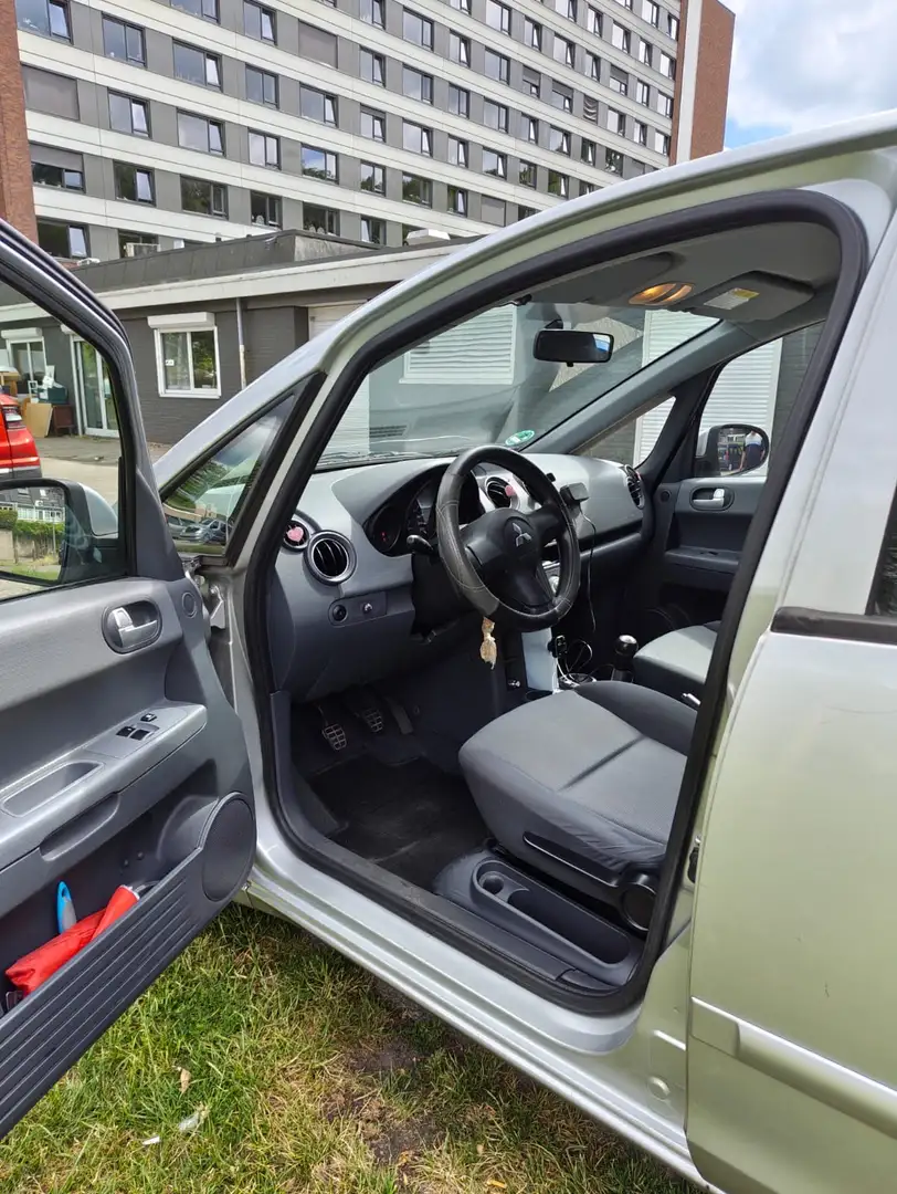Mitsubishi Colt 1.3 Invite Grau - 1