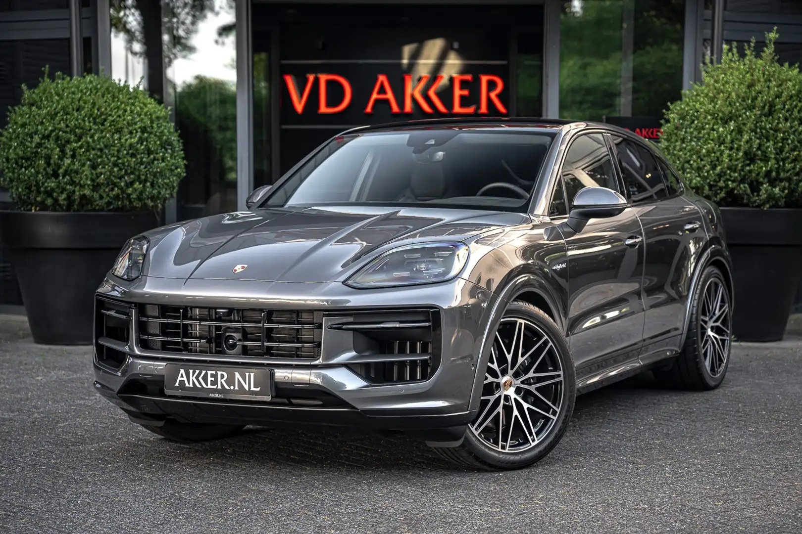 Porsche Cayenne Coupé E-Hybrid SportDesign Luchtvering | Trekhaak Grijs - 1