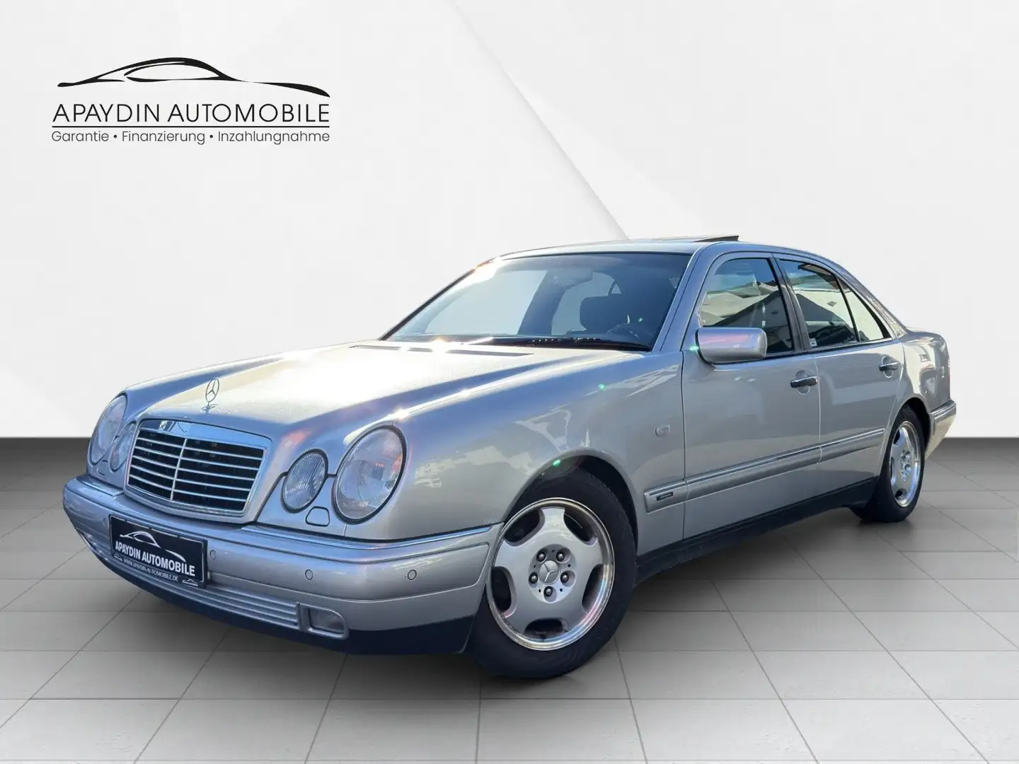 Mercedes-Benz E 230 Avantgarde Lim. Aut. 1.HAND/XENON/NAVI/GSD Silber - 1