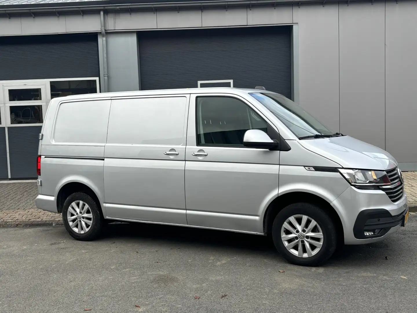 Volkswagen T6.1 Transporter 2.0 TDI L1H1 28 Highline facelift| PDC V+A| Naviga Zilver - 2