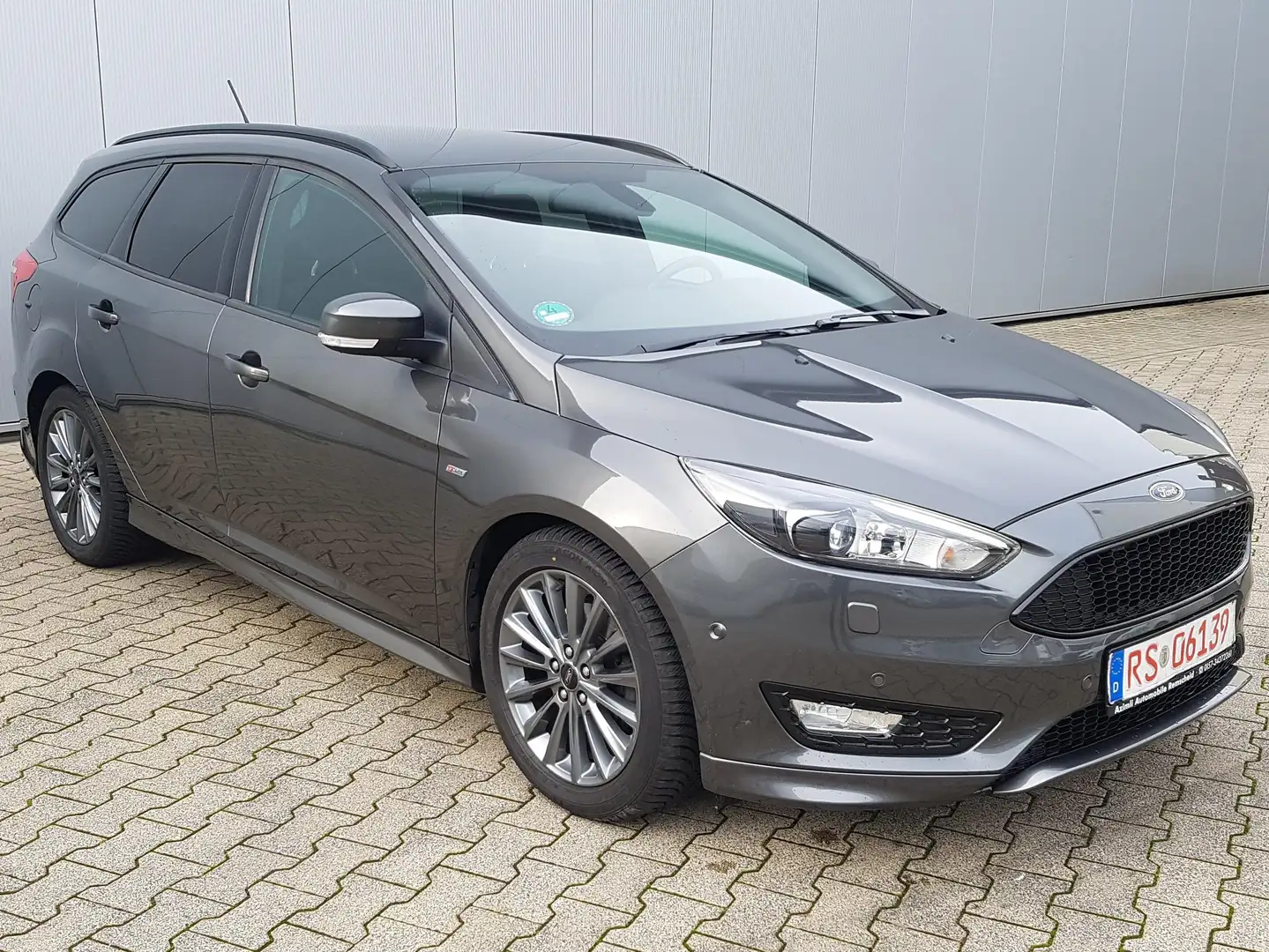 Ford Focus Turnier 1.5EcoBoost Aut.ST-LineZAHNRIEMEN-INSP.NEU Grau - 1