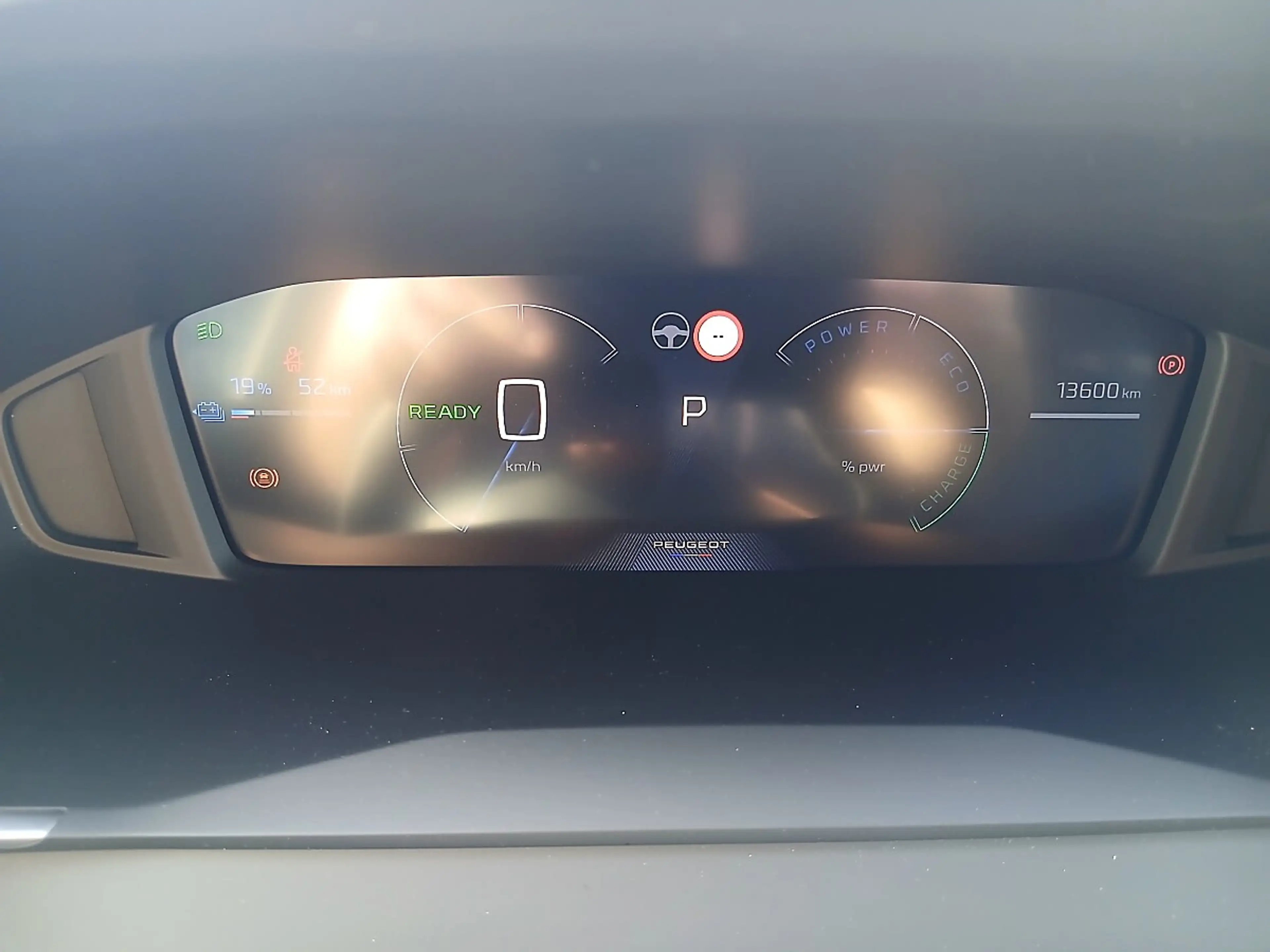 Peugeot e-2008 54kWh Allure — photo 7