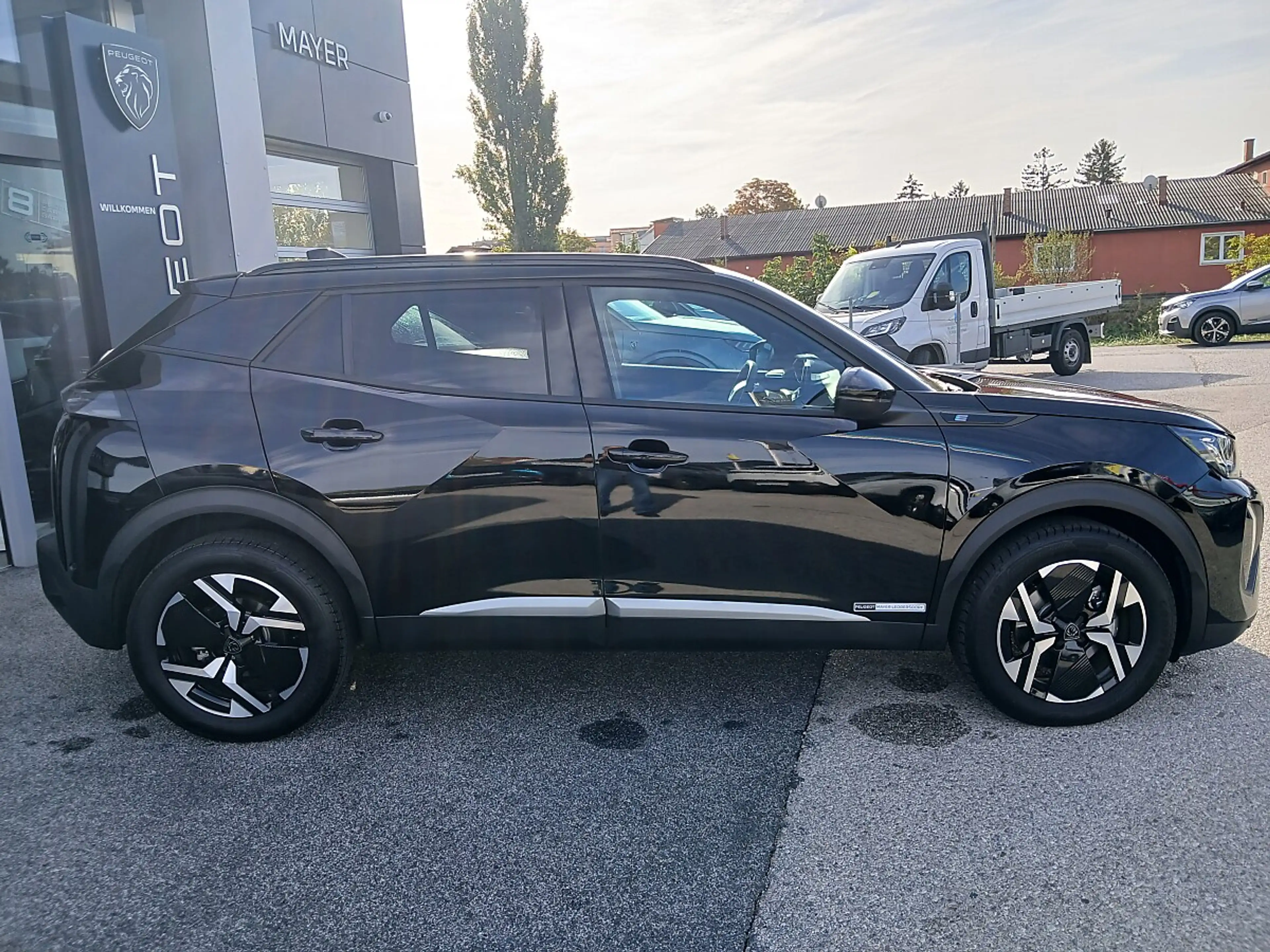 Peugeot e-2008 54kWh Allure — photo 3