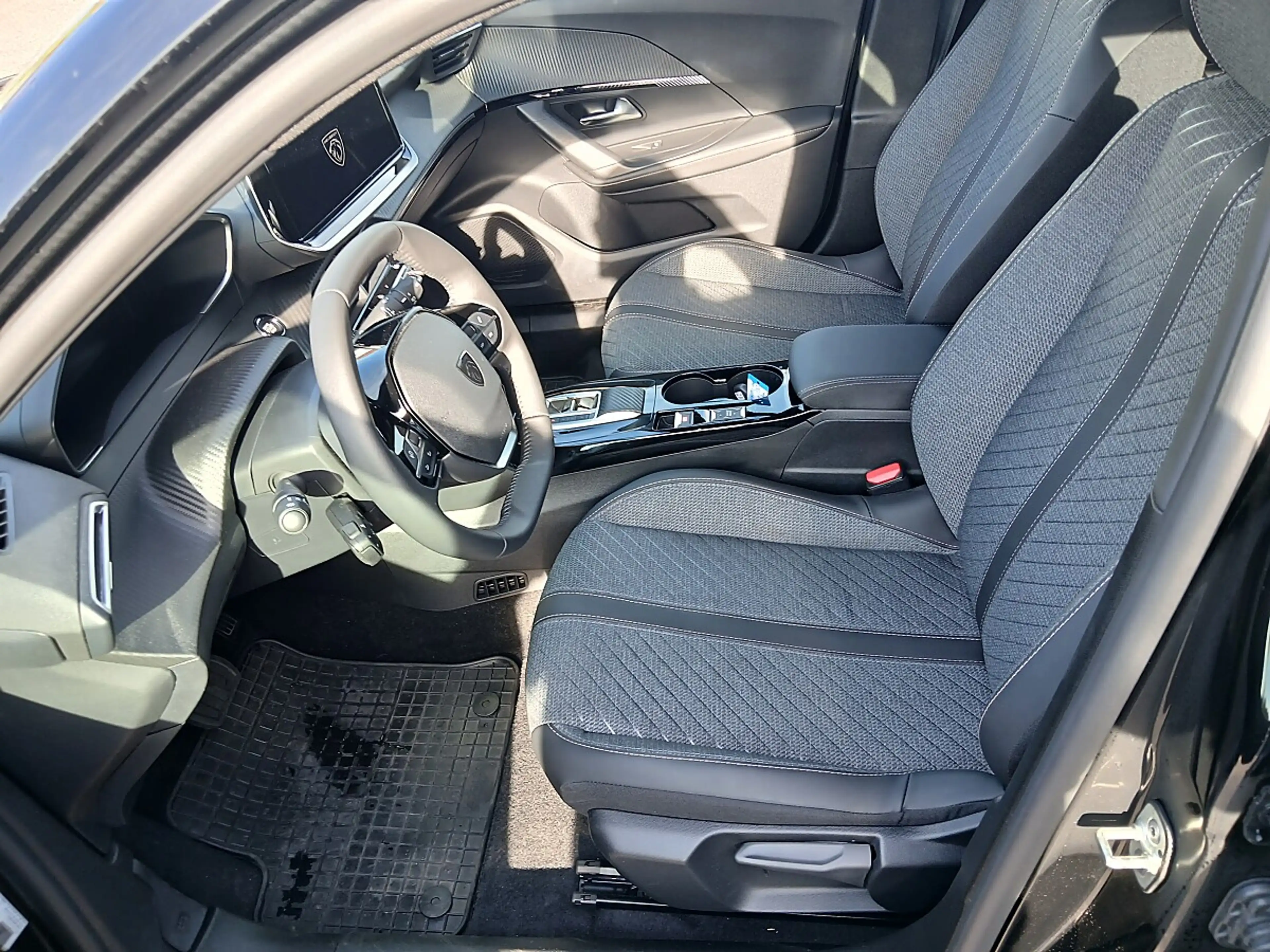 Peugeot e-2008 54kWh Allure — photo 6