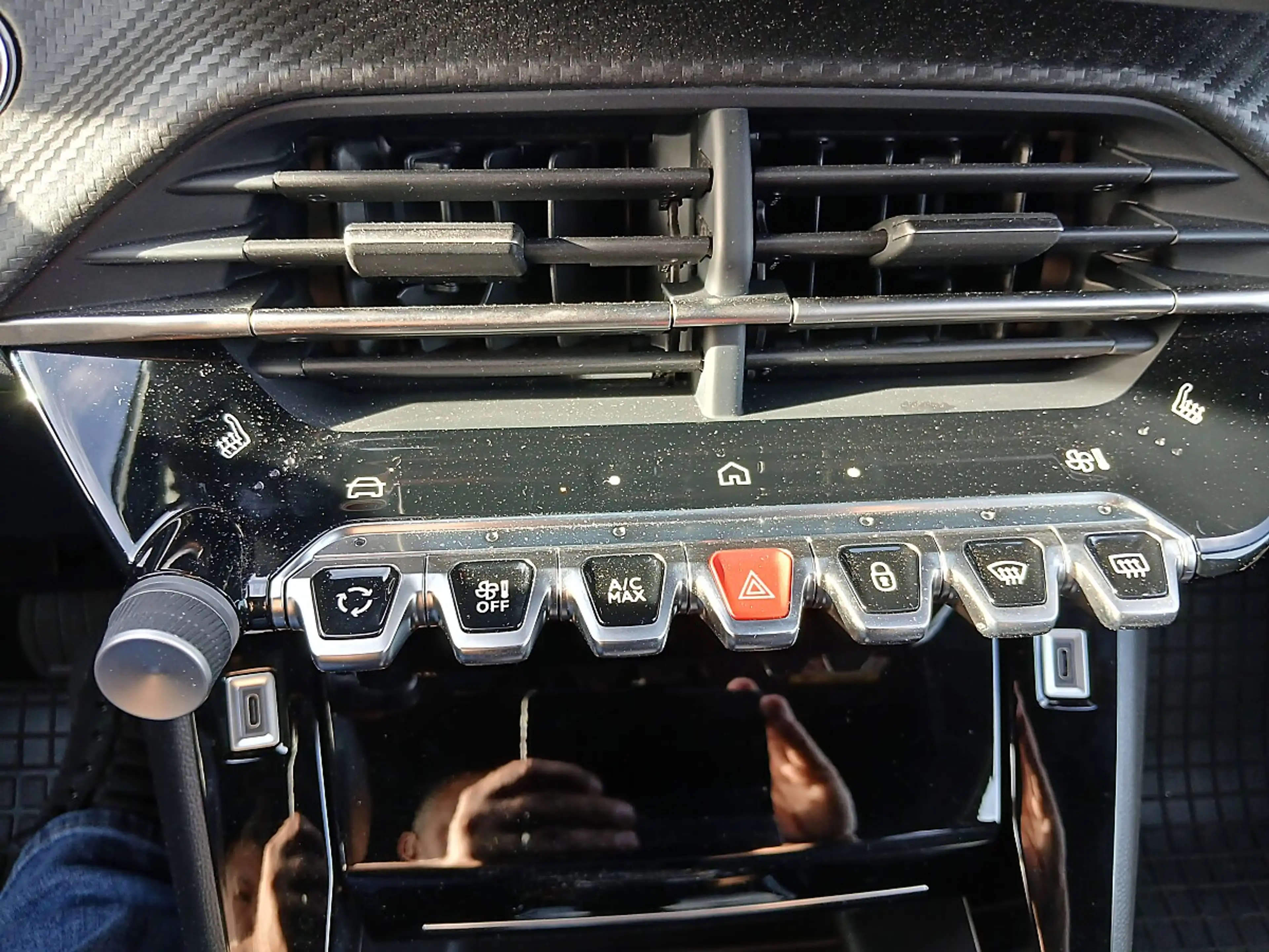 Peugeot e-2008 54kWh Allure — photo 11