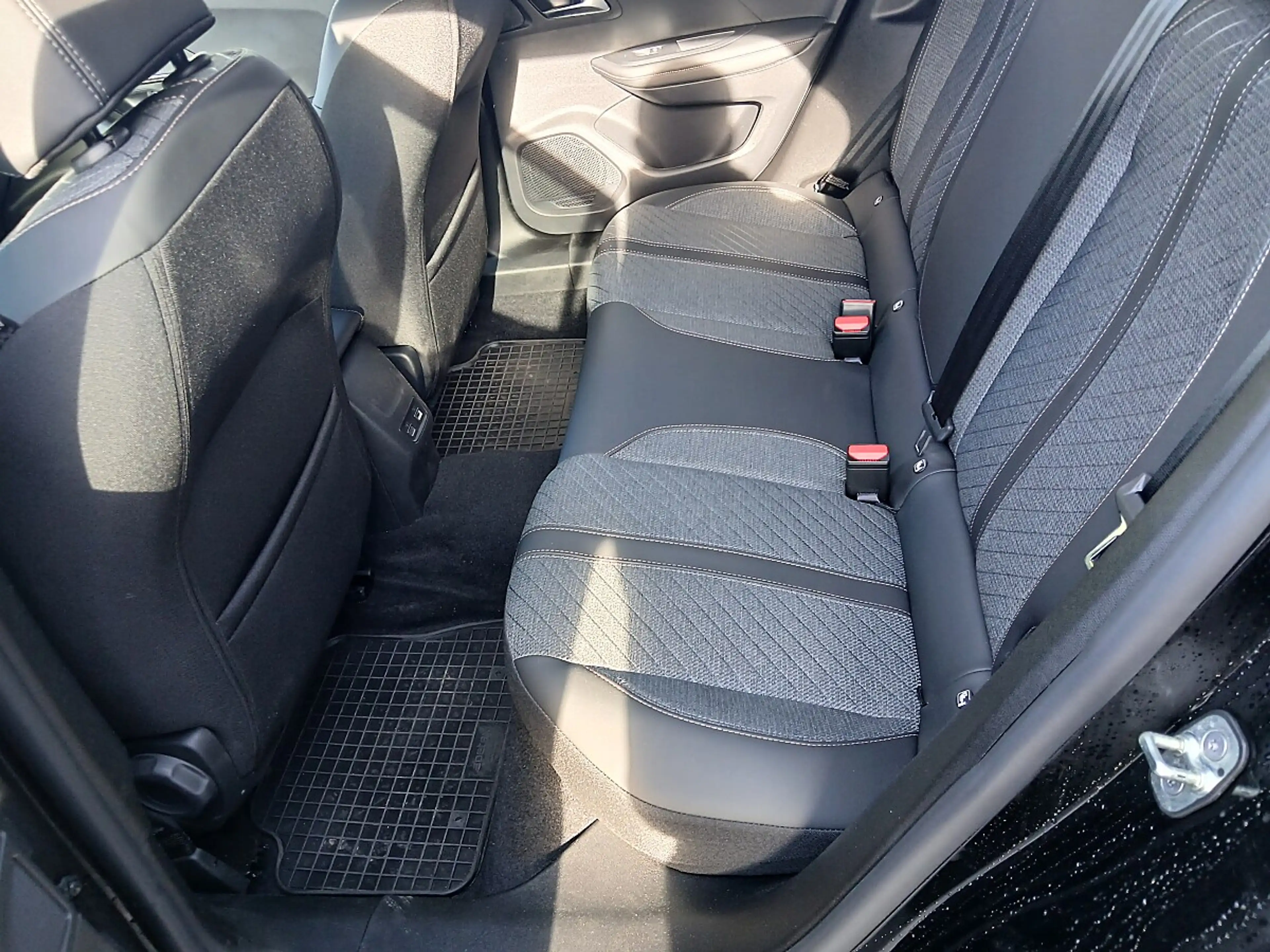 Peugeot e-2008 54kWh Allure — photo 5