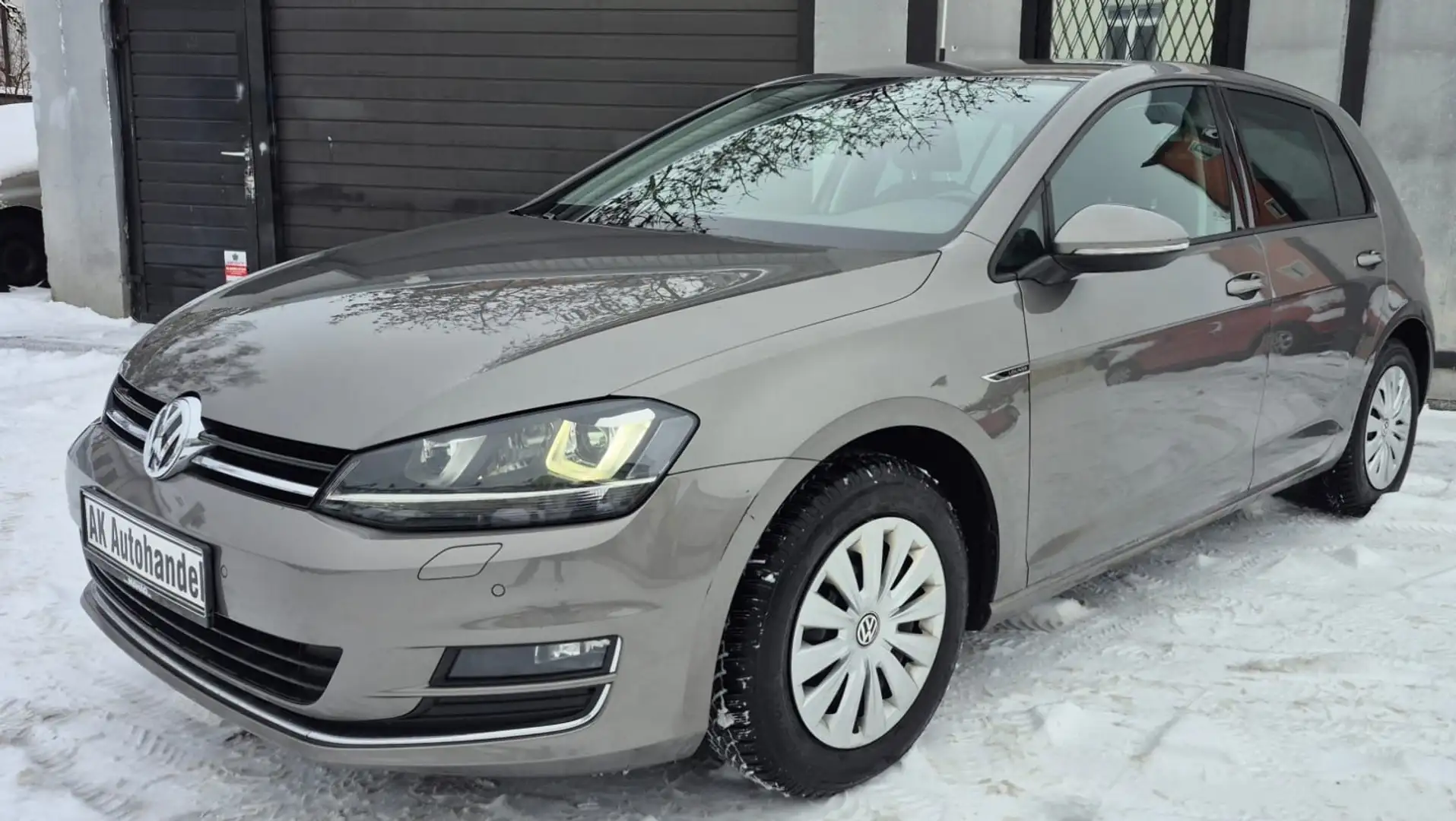 Volkswagen Golf VII Lim. Lounge BMT SItzheiz Navi Tempomat Šedá - 1