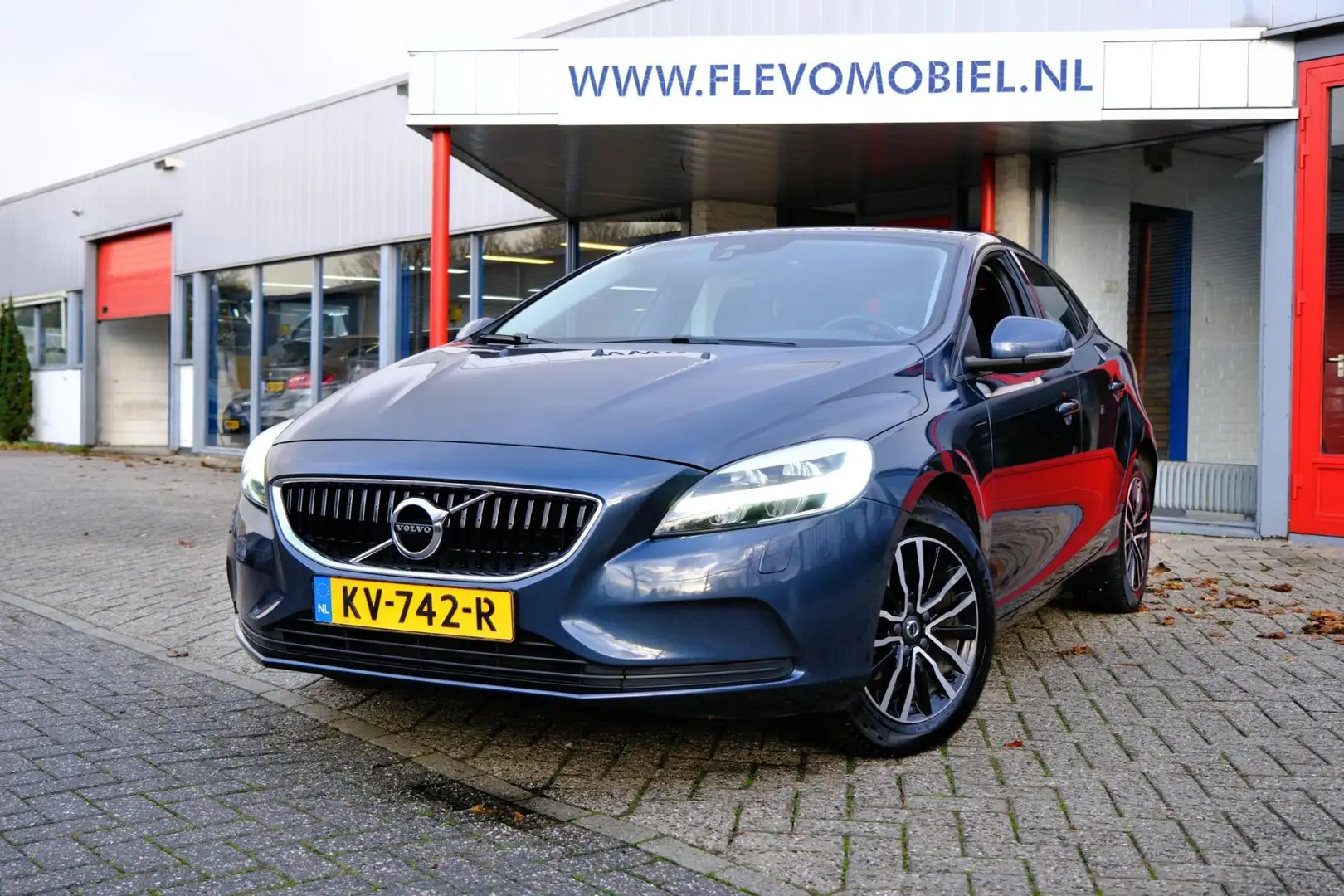 Volvo V40 2.0 D2 Nordic+ LED|Navi|LMV|Clima Blauw - 1
