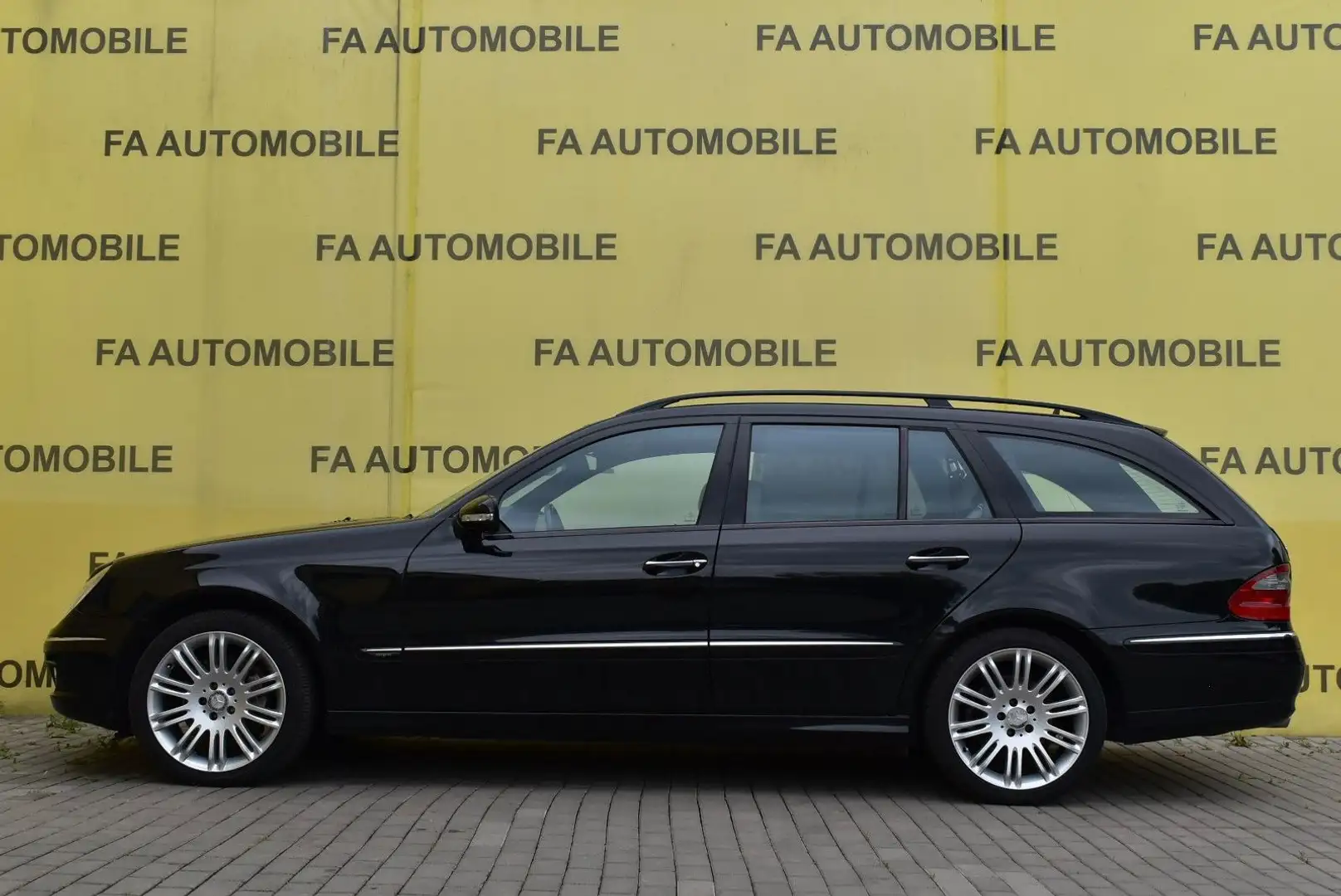 Mercedes-Benz E 280 T-Modell/SPORT/7 SITZE/LEDER/COMAND/XENON/ Schwarz - 2