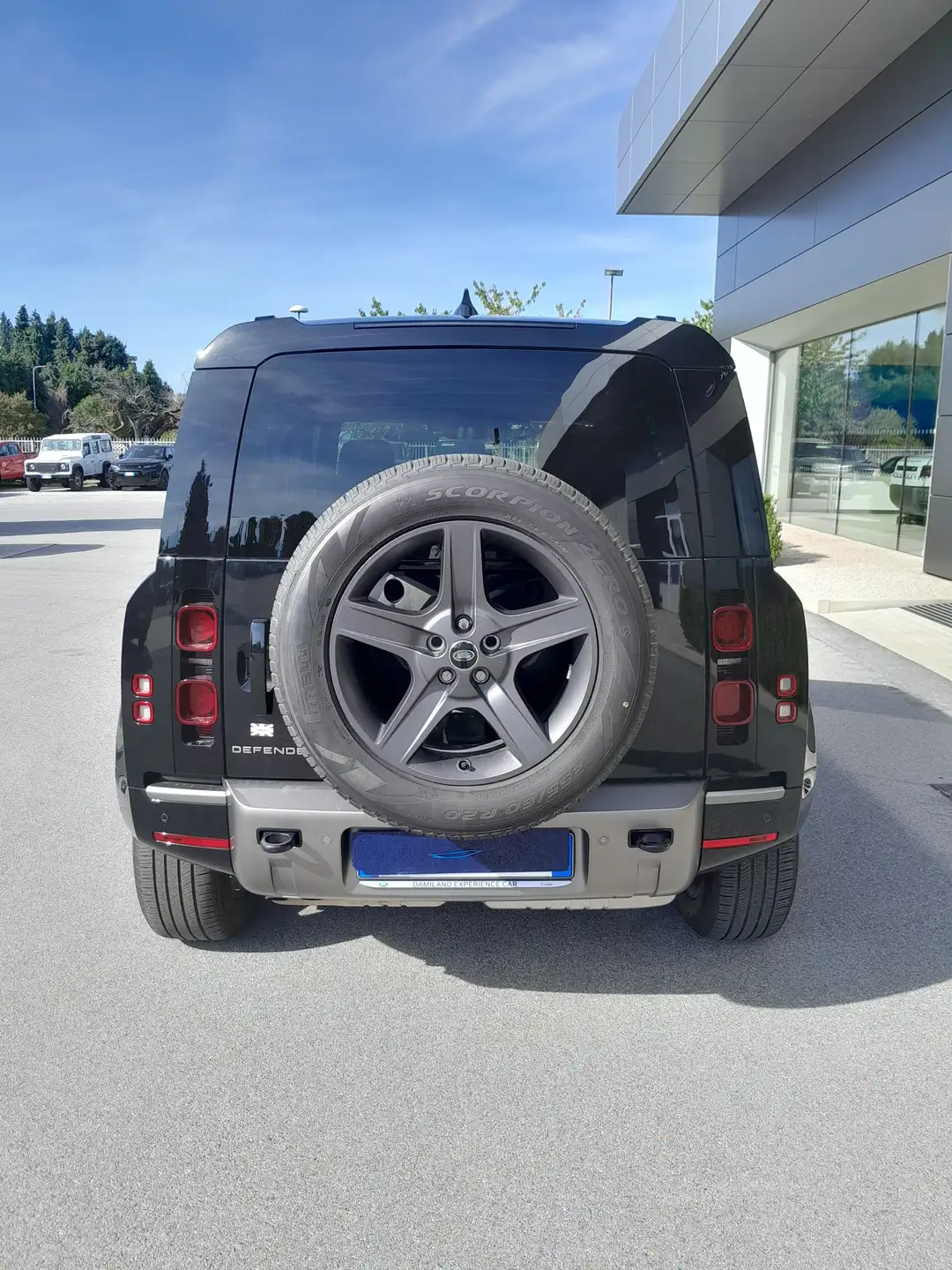 Land Rover Defender 2025 건메탈 사진 7