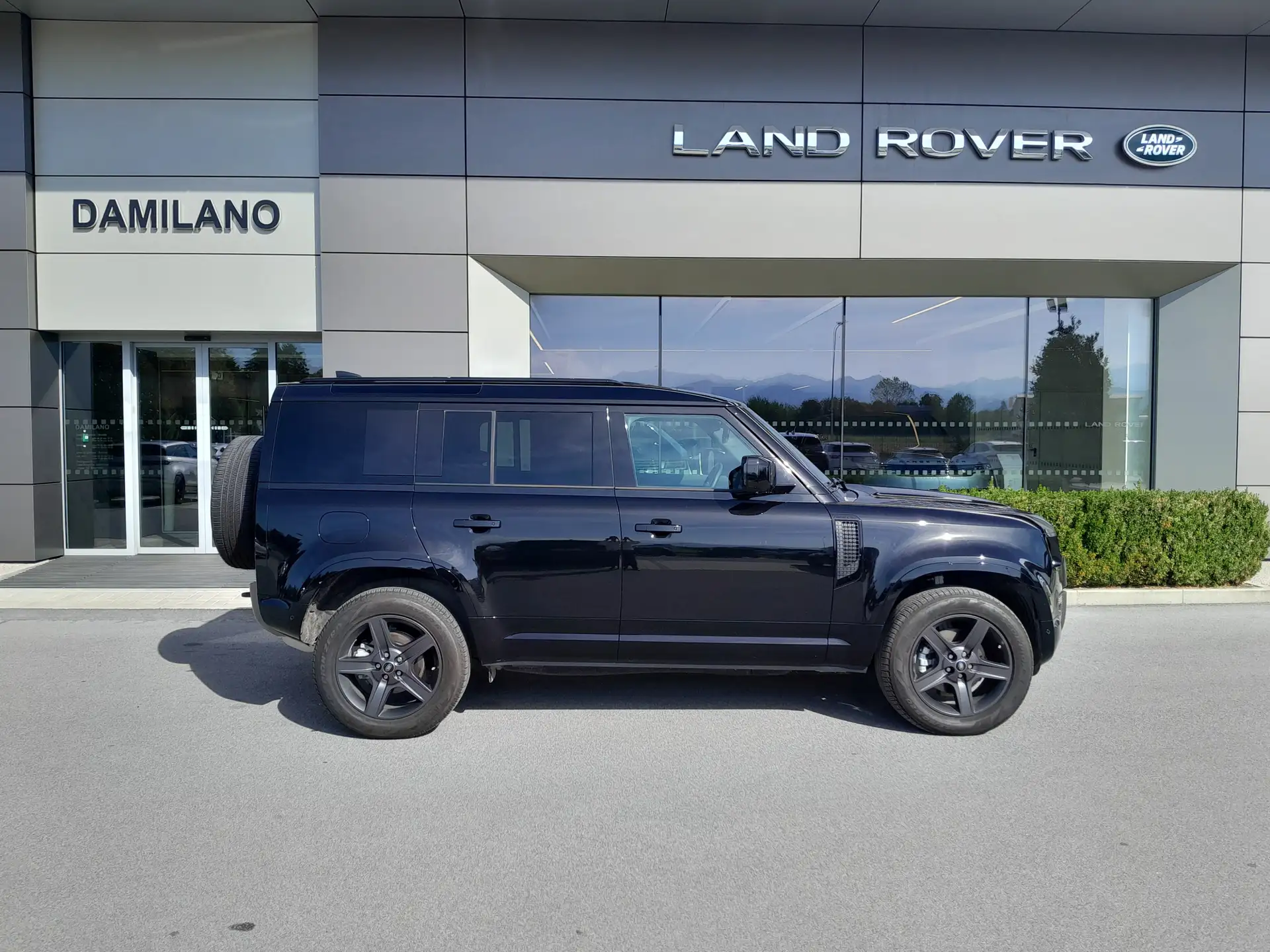 Land Rover Defender 2025 건메탈 사진 5