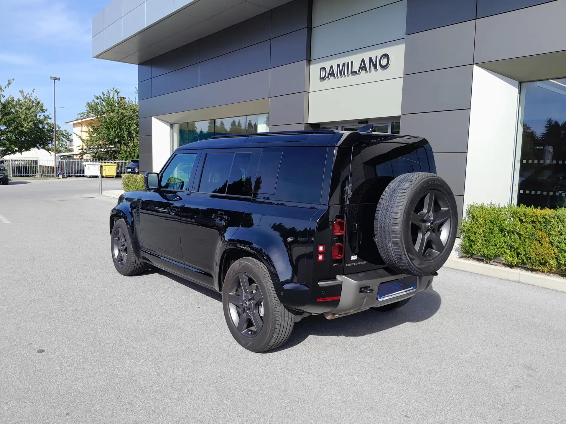 Land Rover Defender 2025 건메탈 사진 6