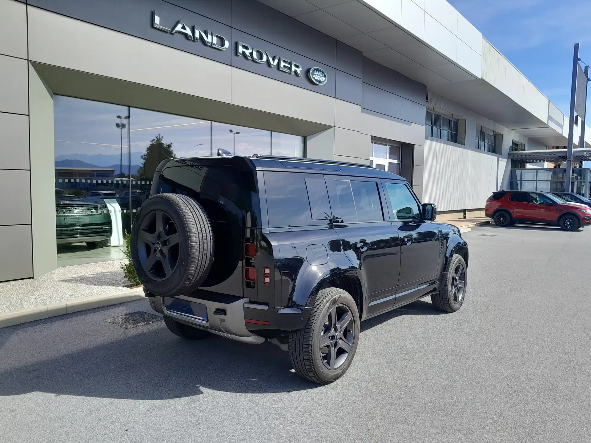Land Rover Defender 2025 건메탈 사진 8