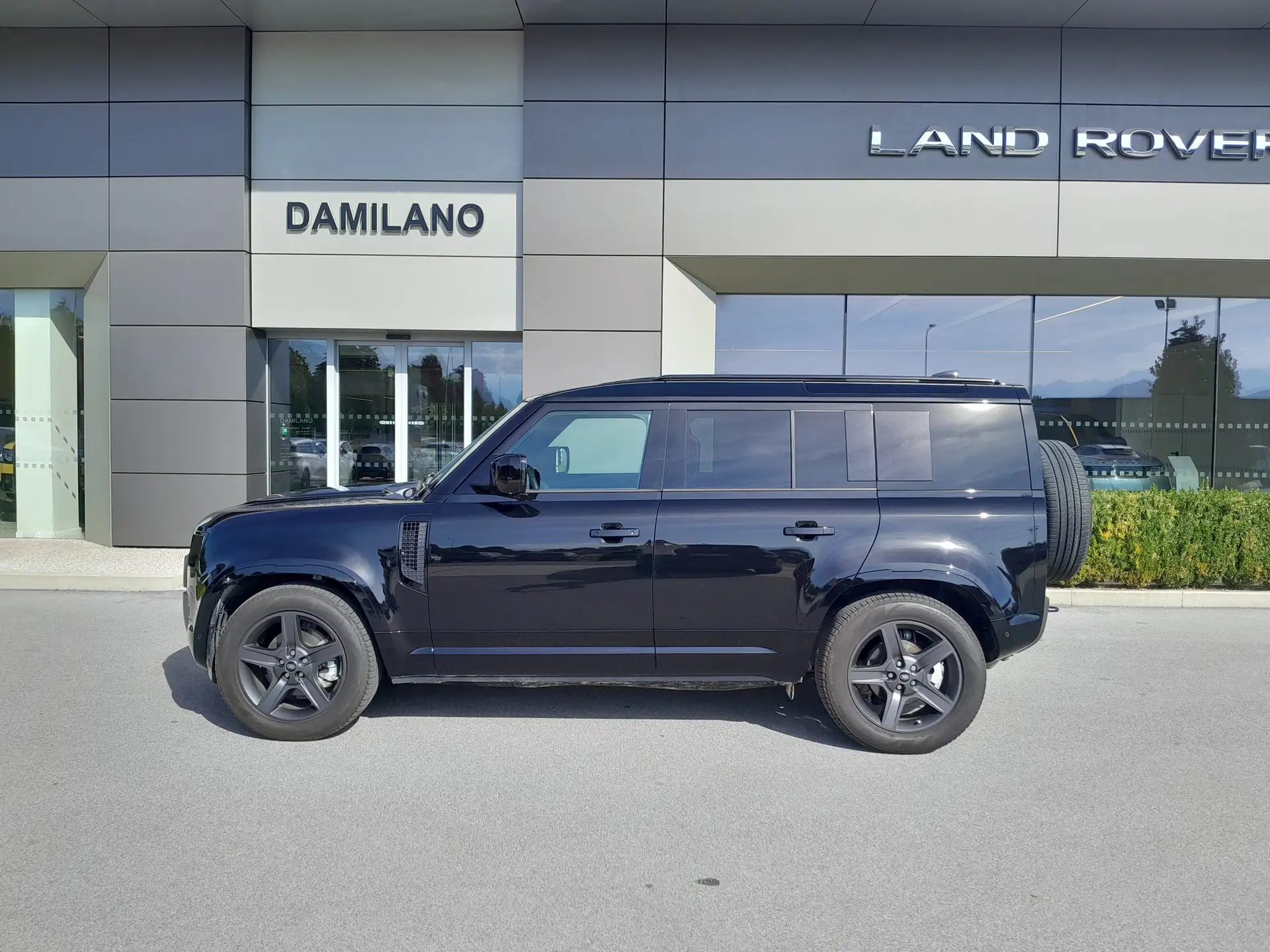 Land Rover Defender 2025 건메탈 사진 4