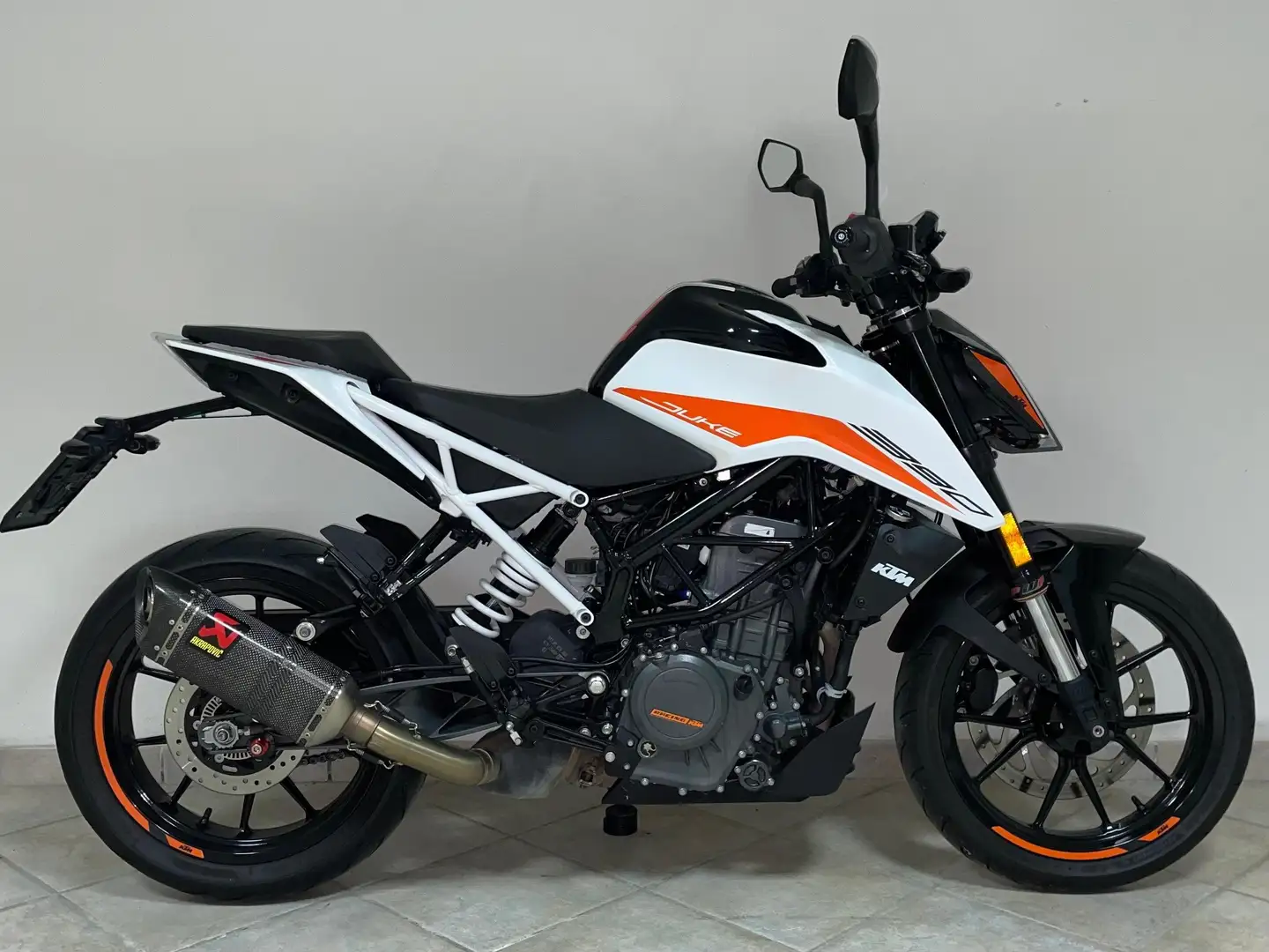 KTM 390 Duke ABS Akrapovic Quickshifter+ Bílá - 1