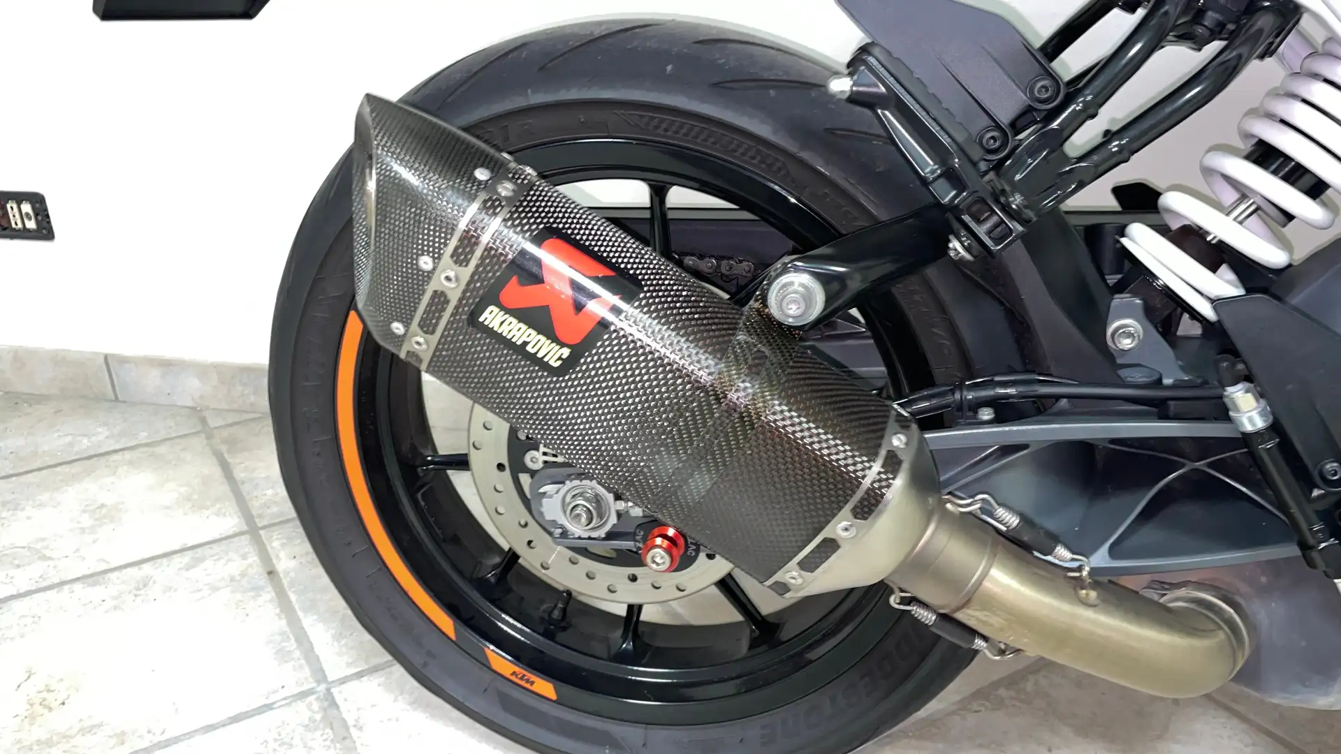 KTM 390 Duke ABS Akrapovic Quickshifter+ Bílá - 2