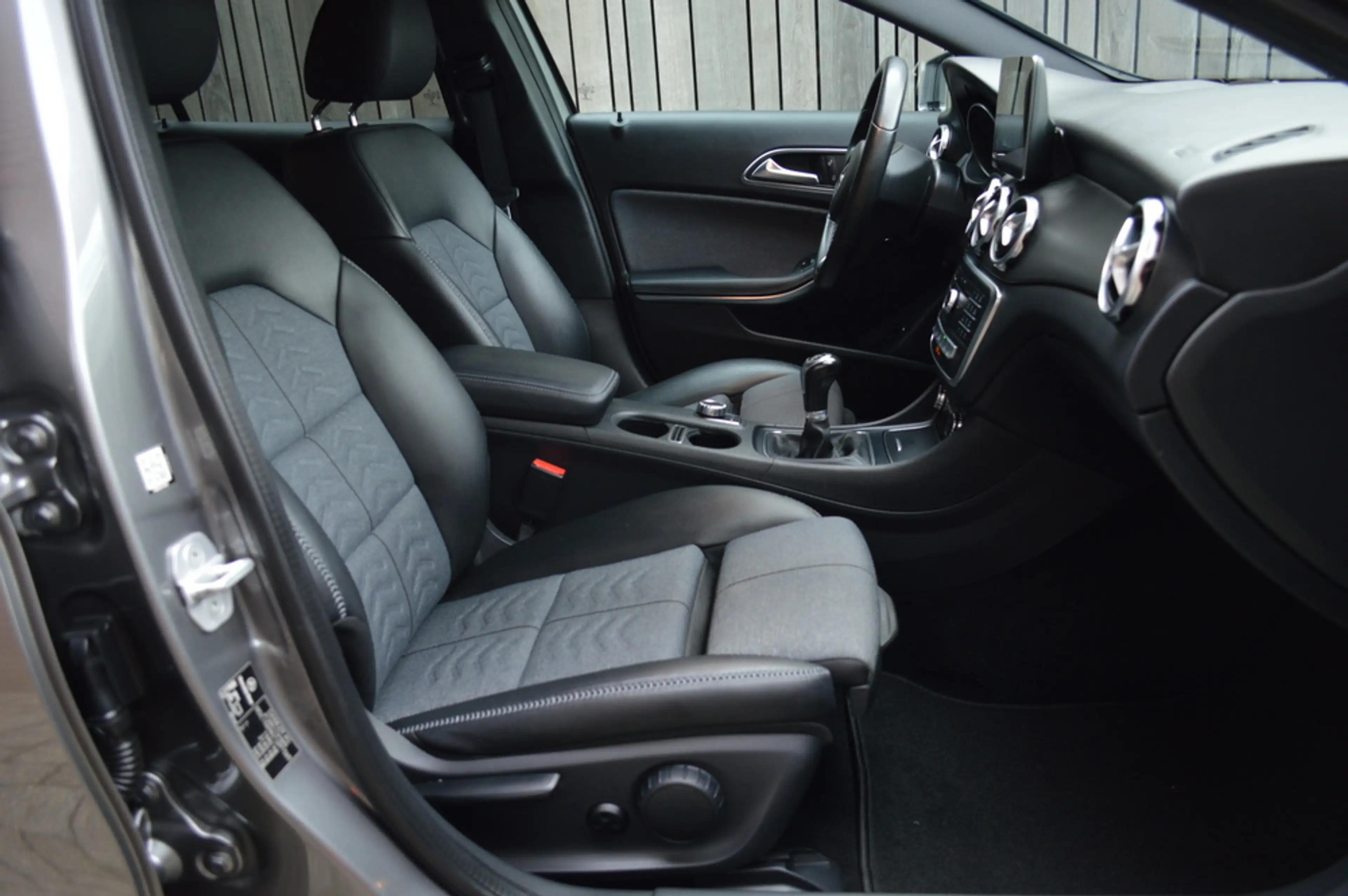 Mercedes-Benz GLA 180 Led Navi Camera Pdc — photo 9