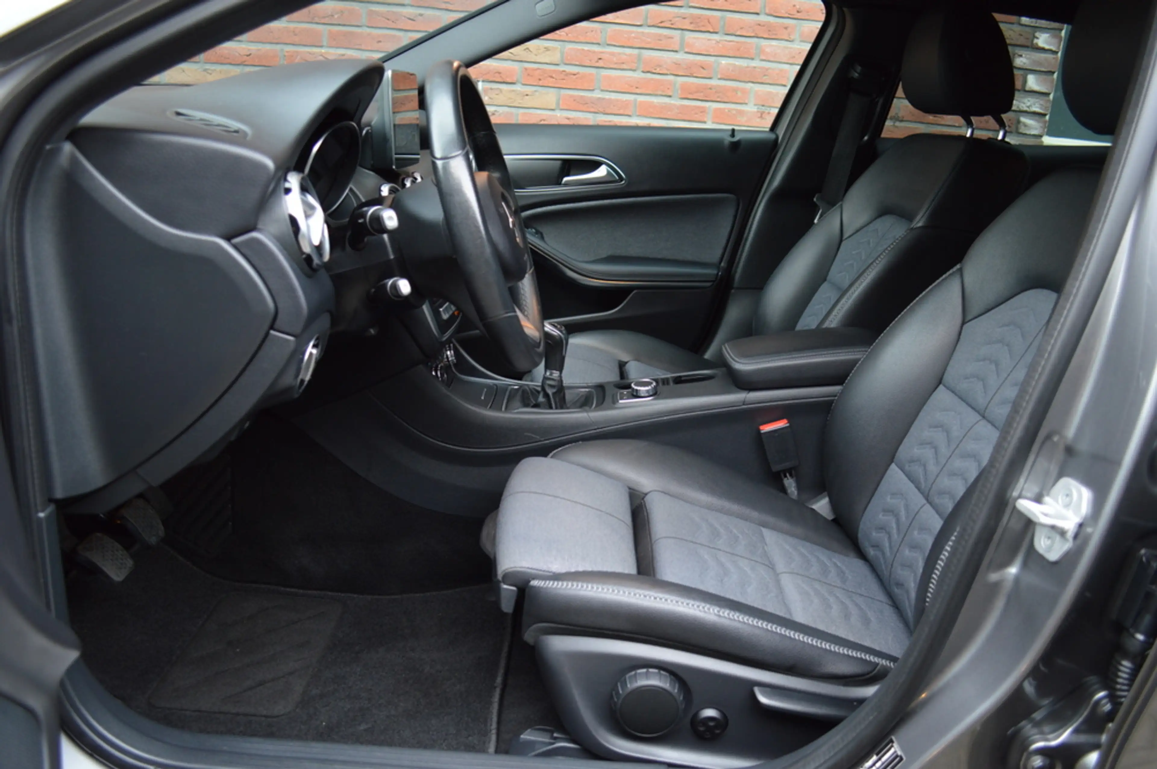 Mercedes-Benz GLA 180 Led Navi Camera Pdc — photo 8