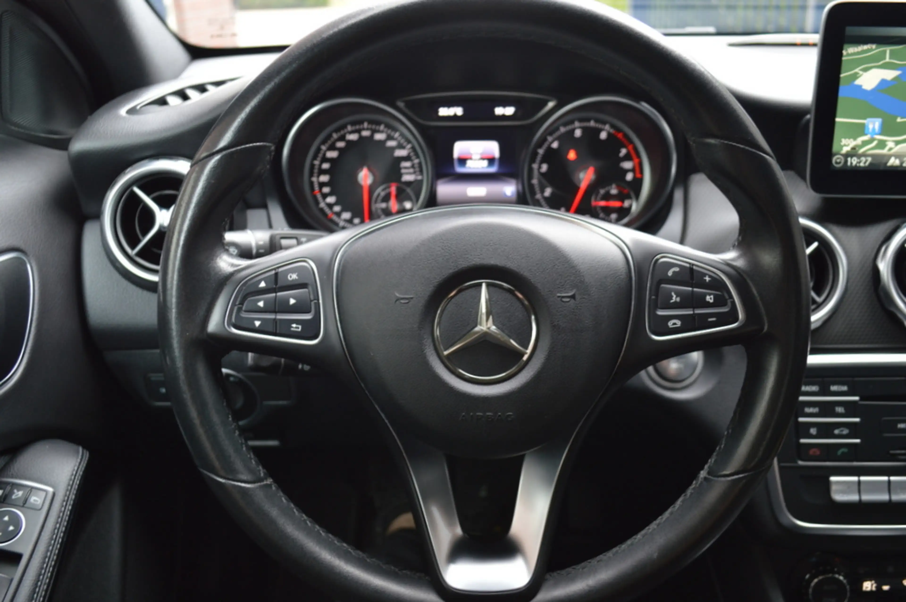 Mercedes-Benz GLA 180 Led Navi Camera Pdc — photo 14
